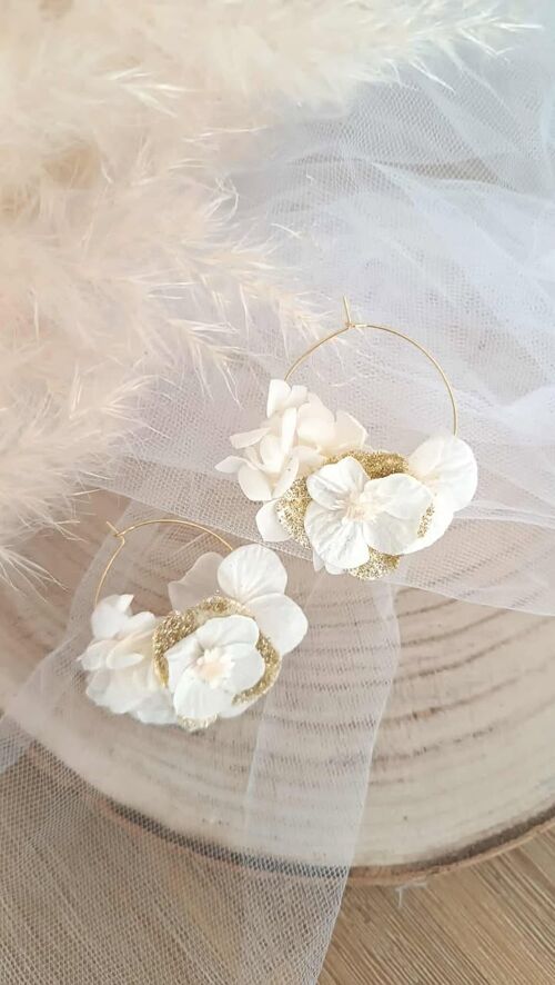 Boucles d’oreilles créoles blanches et paillettes en de fleurs séchées