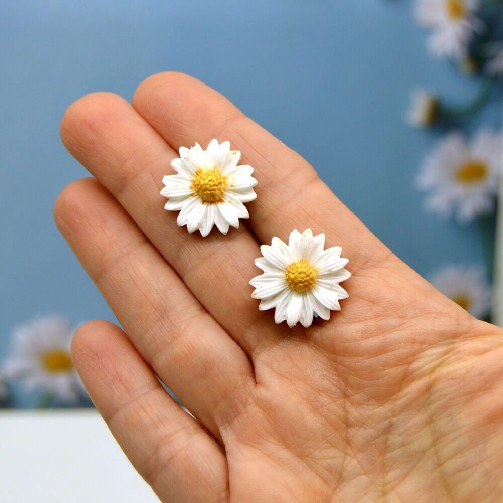 Orecchini in resina con margherite bianche - Gioielli floreali fatti a mano per le donne