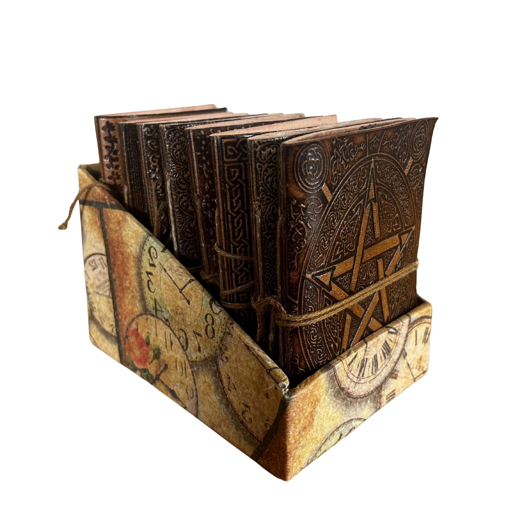 8x Verschiedene mittelgroße Esoterik-Notizbücher aus Leder - Display