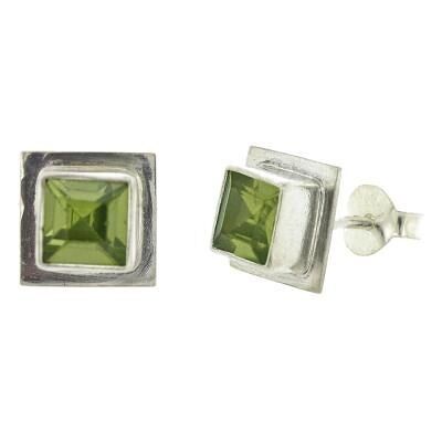 Juego doble de pendientes de peridoto facetados y caja de presentación