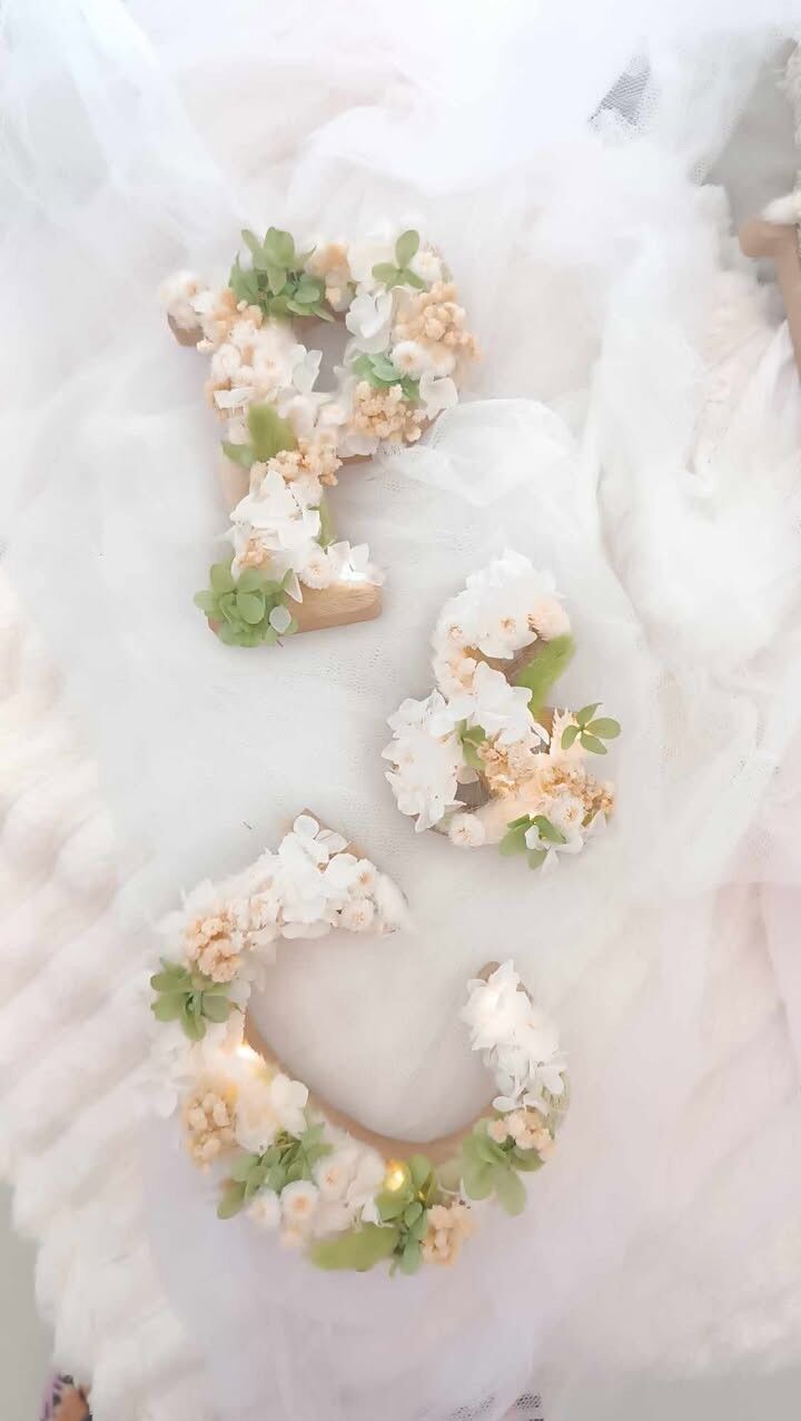 Paquete floral de letras para boda en flores secas verde salvia y beige
