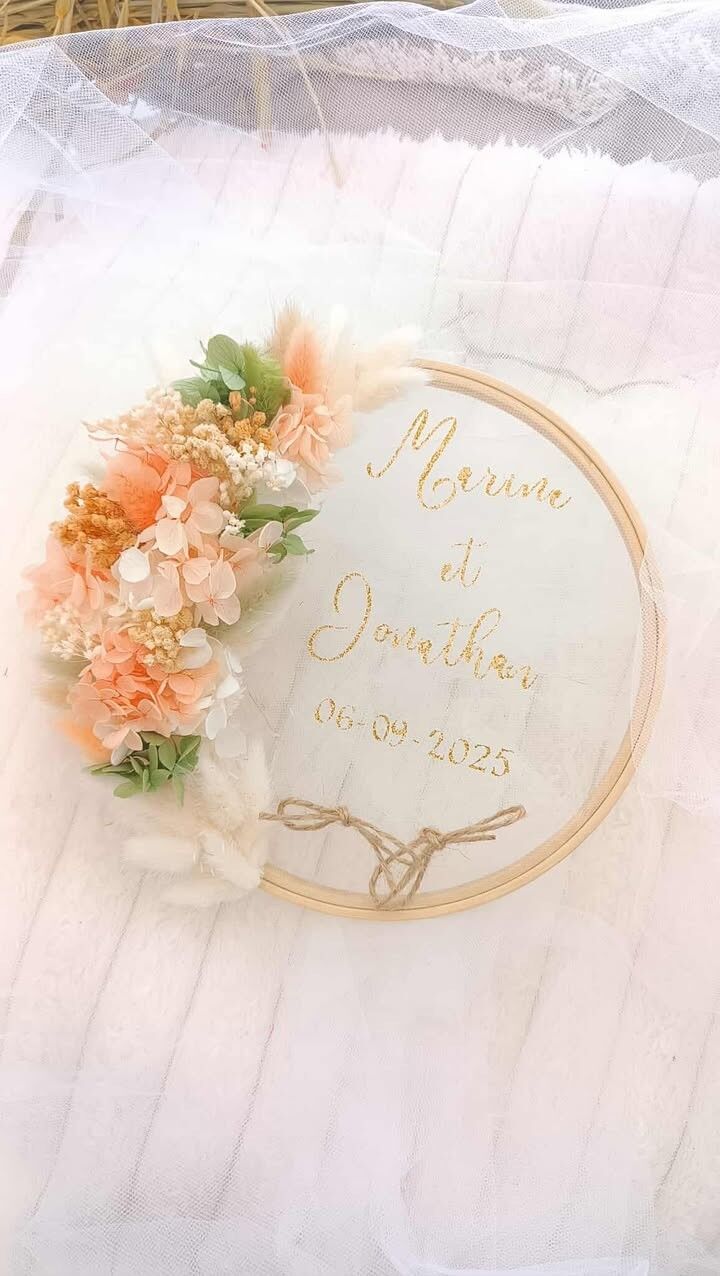 Porta anillos de boda en tela transparente con flores secas en tonos melocotón y verde salvia.