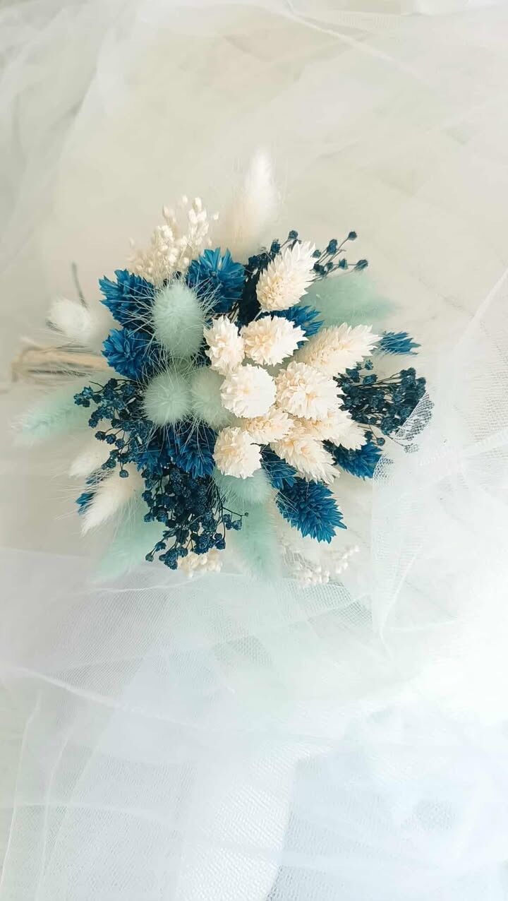 Mini ramo de flores secas para damas de honor y bodas infantiles en azul y blanco