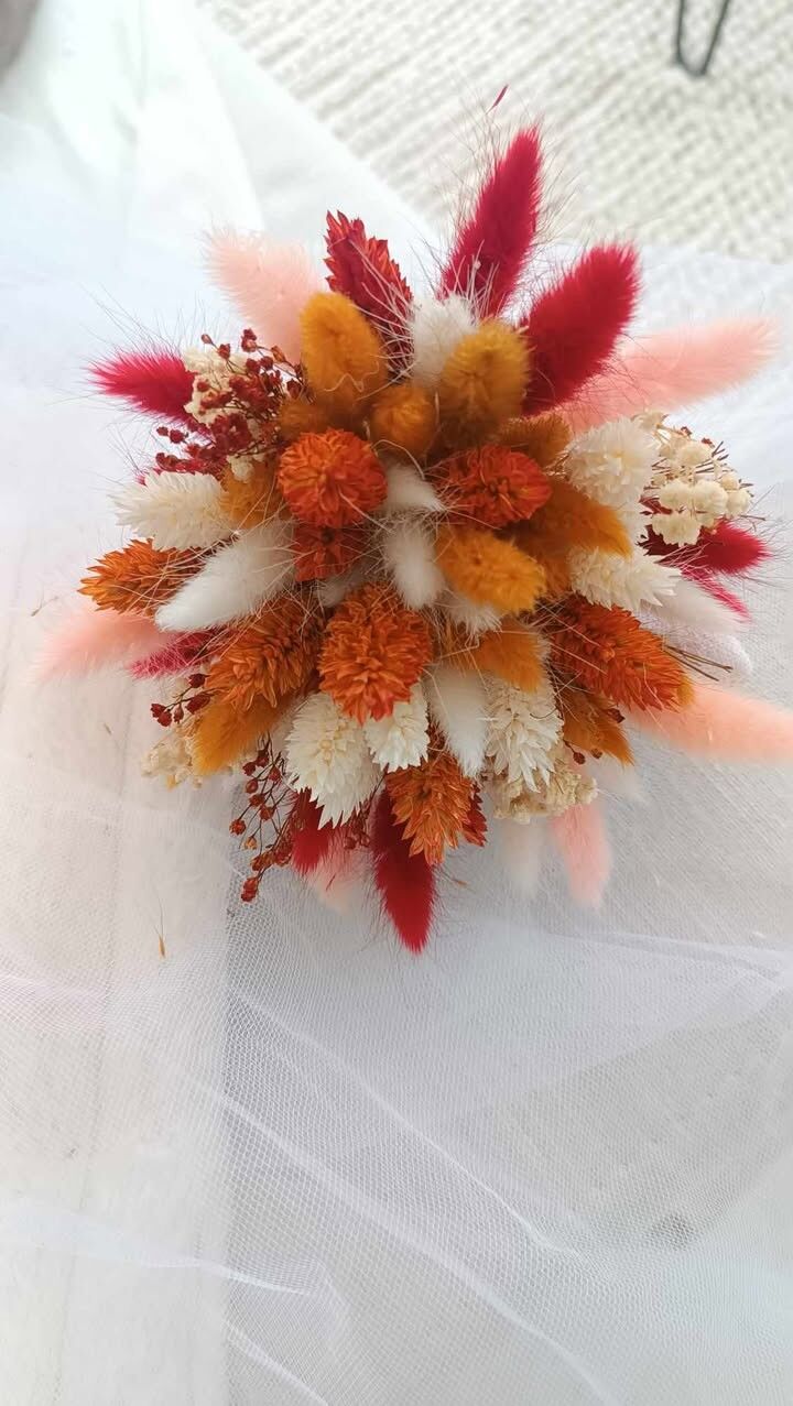 Mini ramo de flores secas para damas de honor y niños en tonos terracota, rosa y rojo para boda.