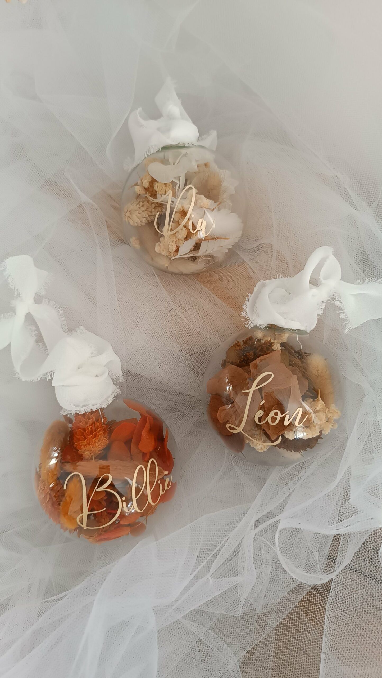 Bola navideña de cristal personalizada hecha de flores secas con nombre.