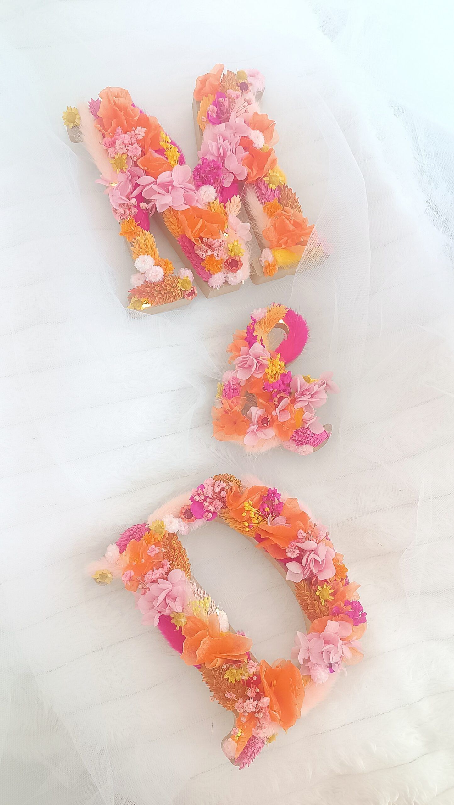 Pack floral de boda con letras florales en flores secas fucsia y naranja rosa pálido