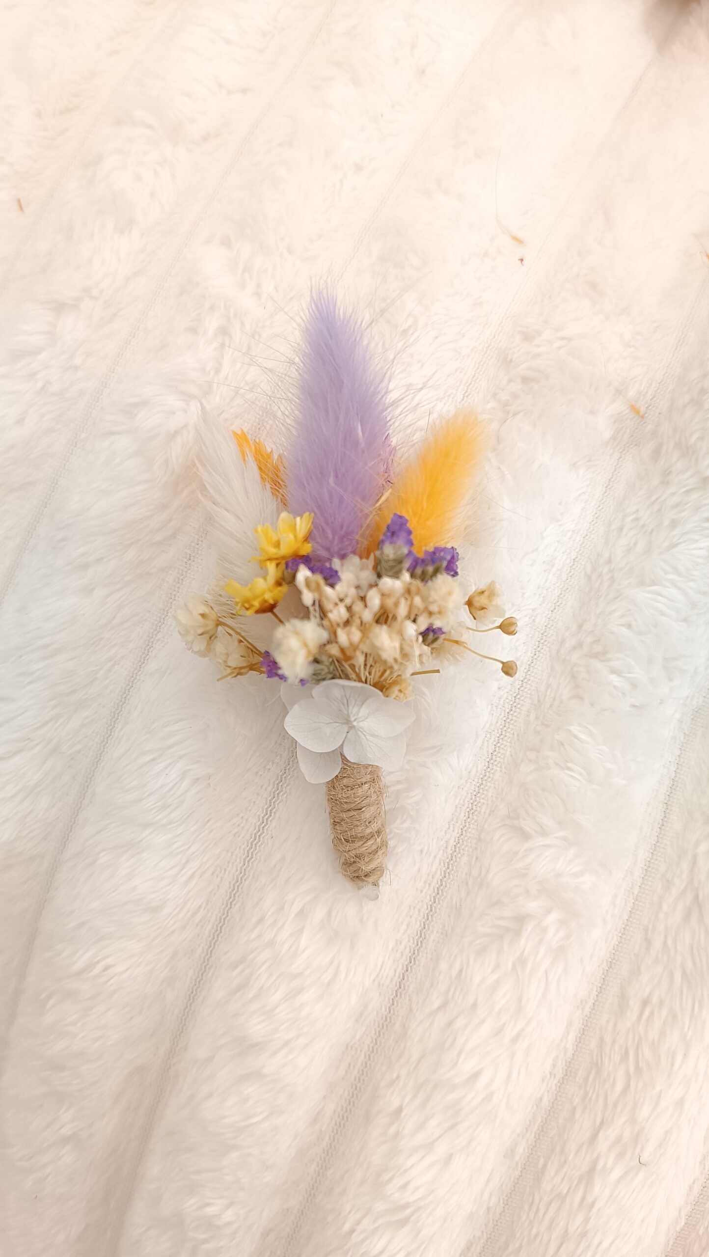 Boutonniere de flores secas para novio y padrino de boda en morado y amarillo - Boutonniere infantil