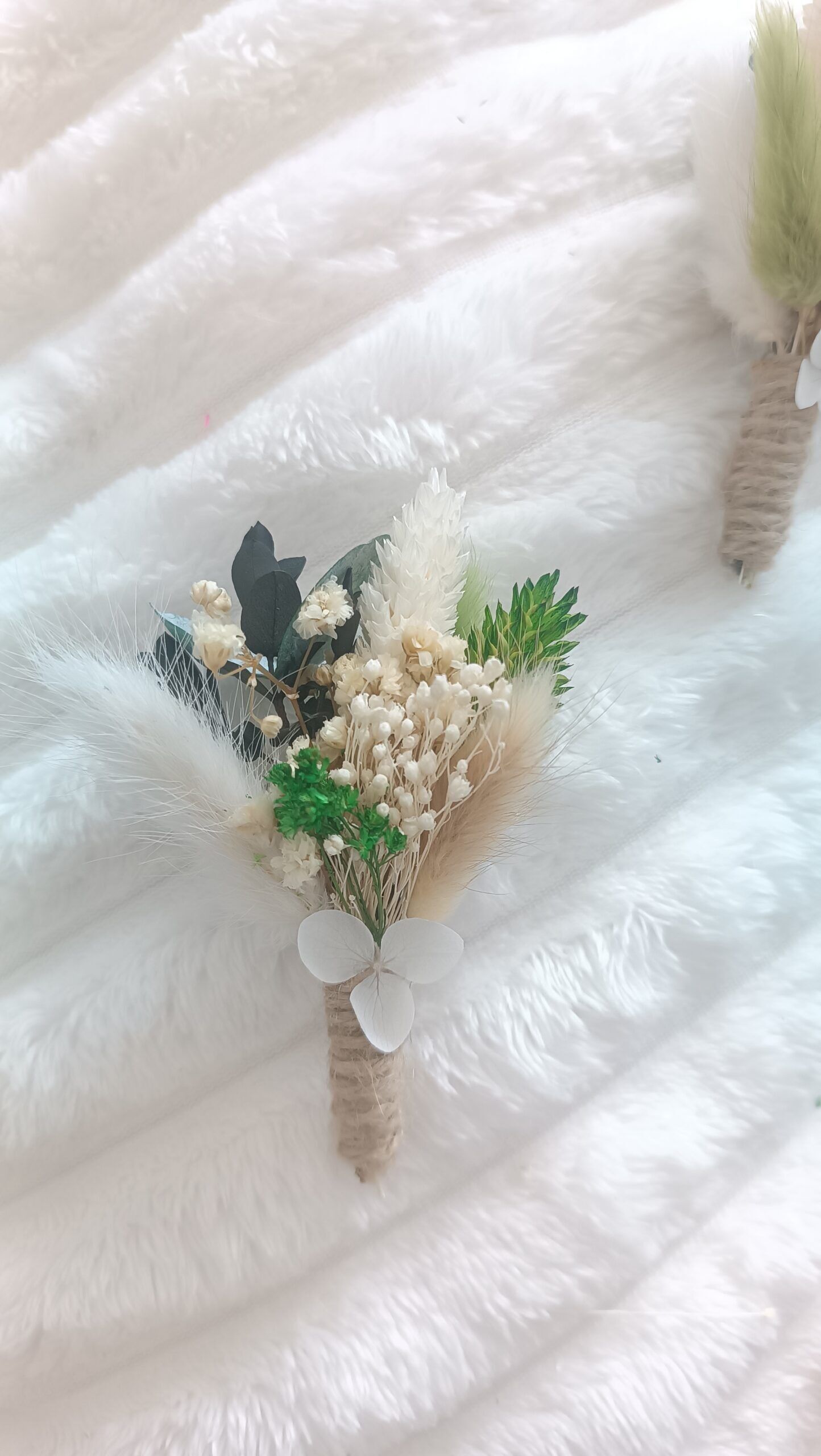 Boutonniere de novio y padrino en flores secas para boda en verde abeto y eucalipto - Boutonniere infantil