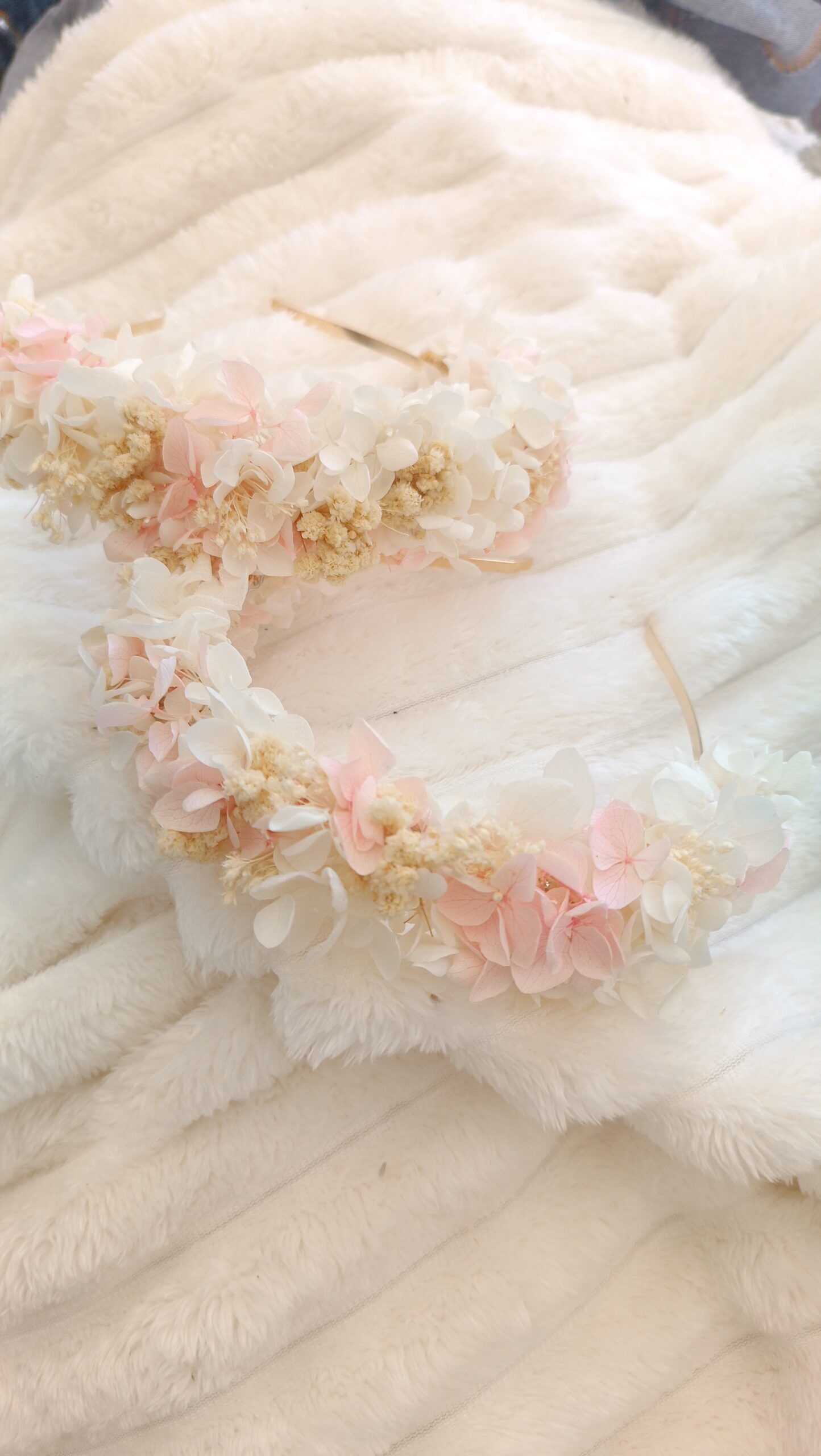 Diadema de flores secas beige, rosa y blanco: accesorio para bodas y bautizos.