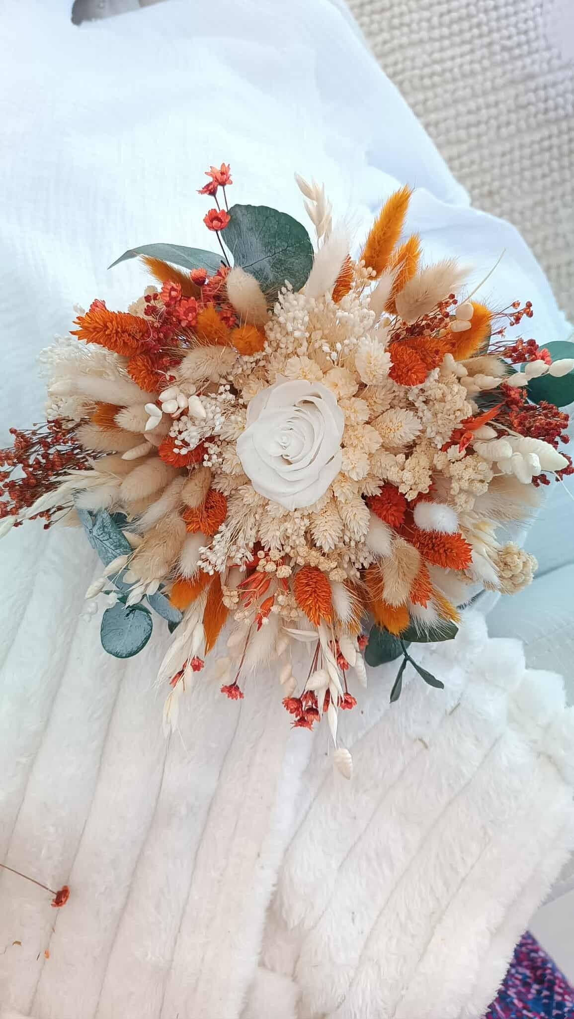 Ramo de flores secas estabilizadas para el novio - Boda bohemia y chic en beige y terracota - 26cm a 30cm