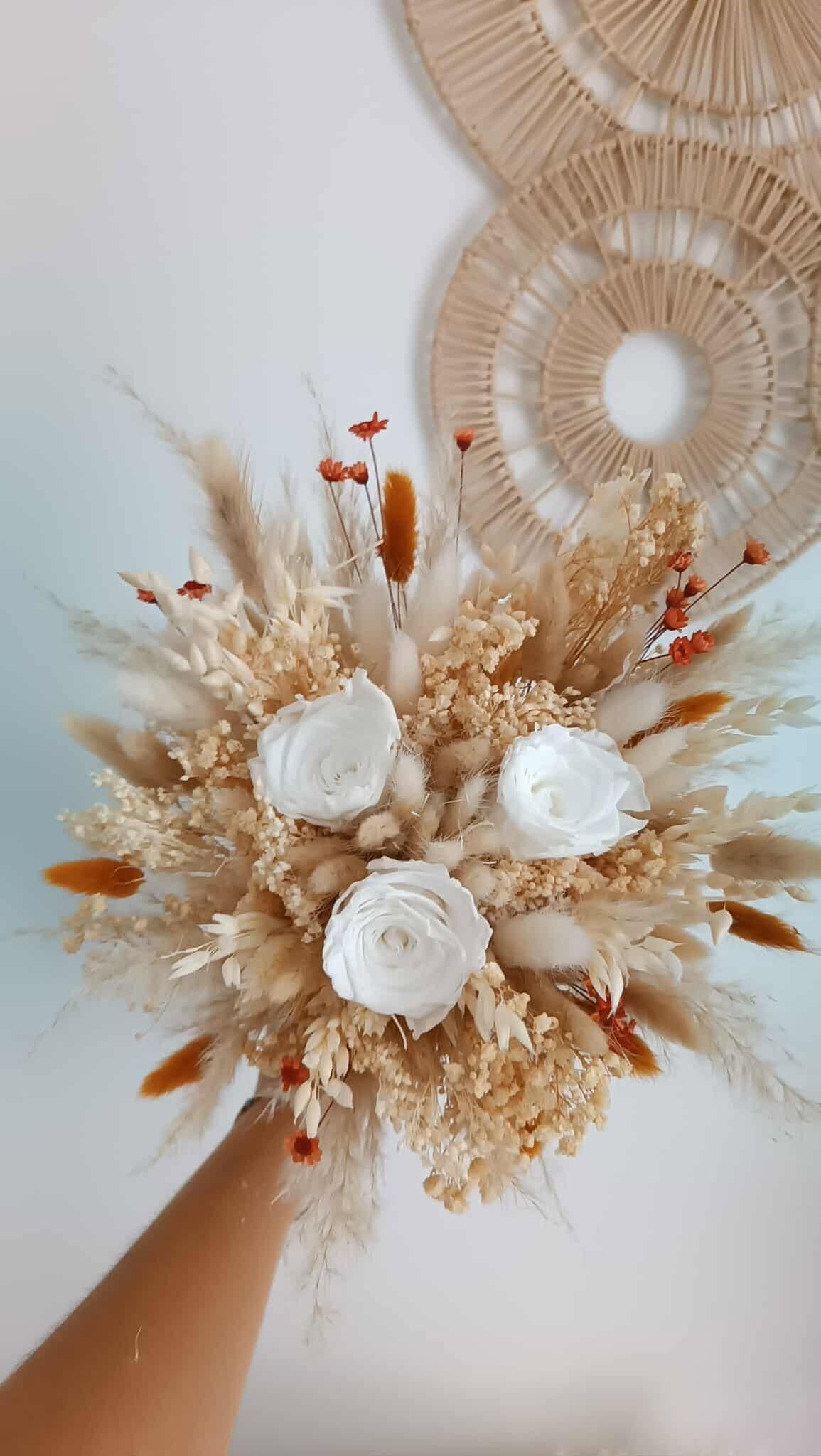 Ramo de flores secas con rosas eternas para boda - color blanco beige con toque terracota - 16cm a 19cm