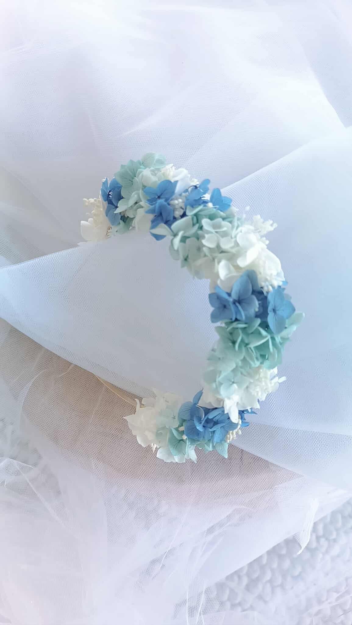 Diadema de flores secas blancas y azules "Océano" - accesorio para bodas y bautizos