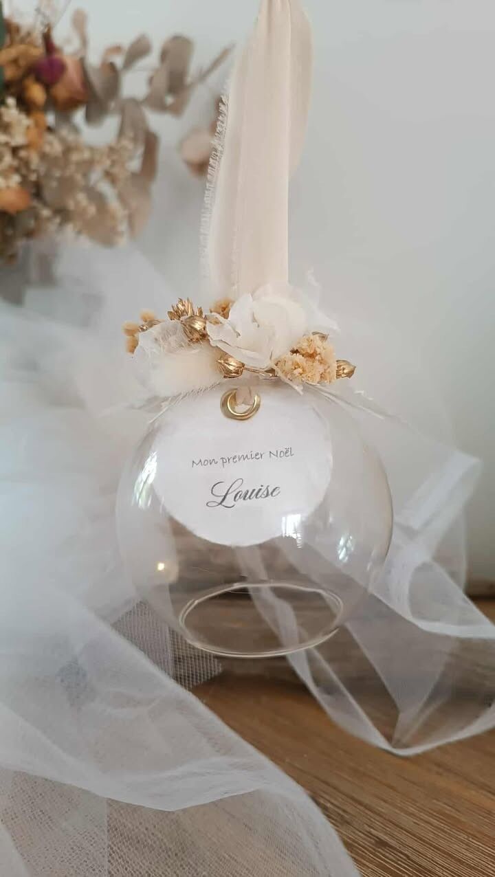 Bola navideña de cristal abierta con flores secas - Mi primera Navidad