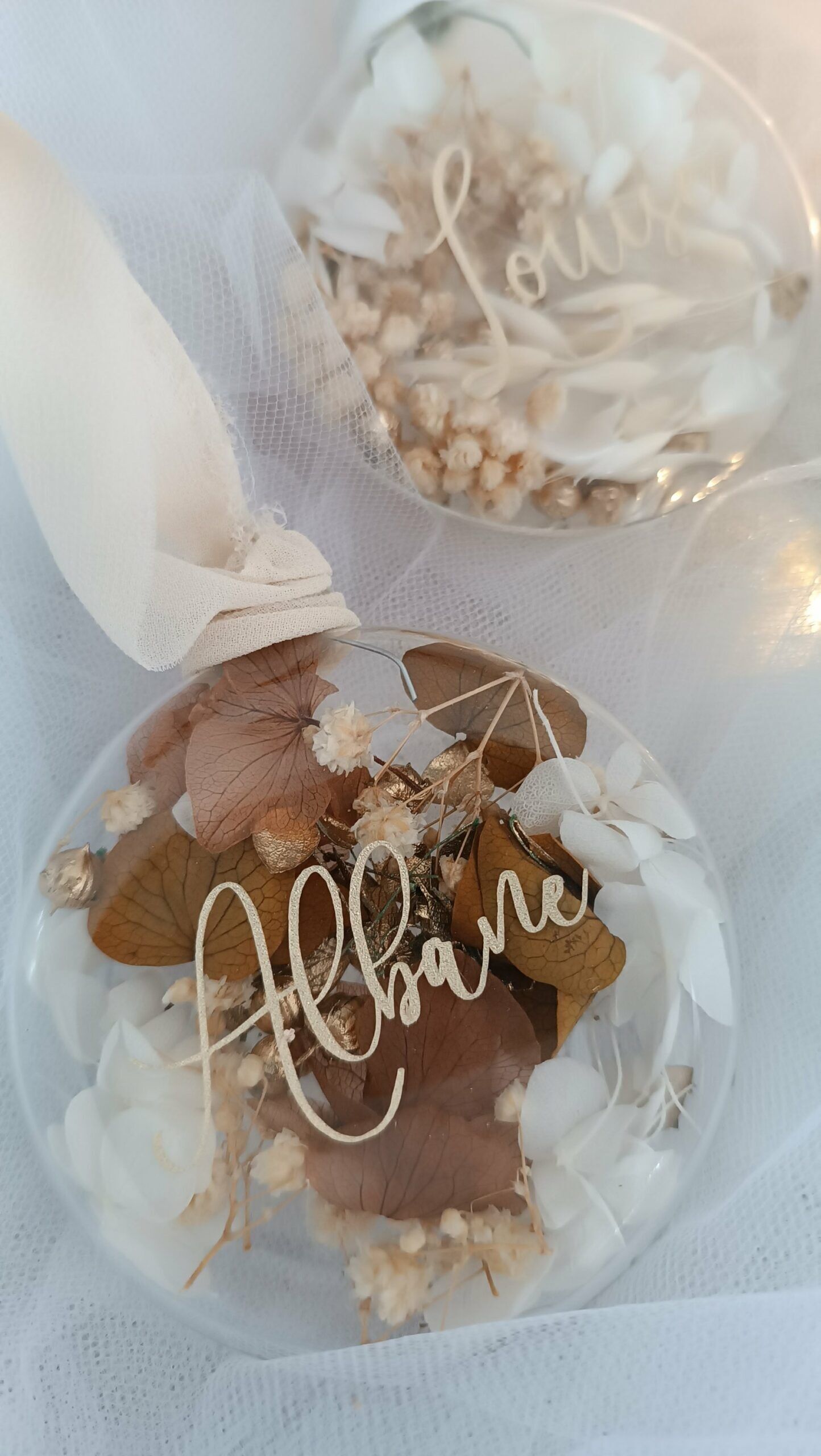 Boule de noël en verre plate fleurs séchées prénom à personnaliser