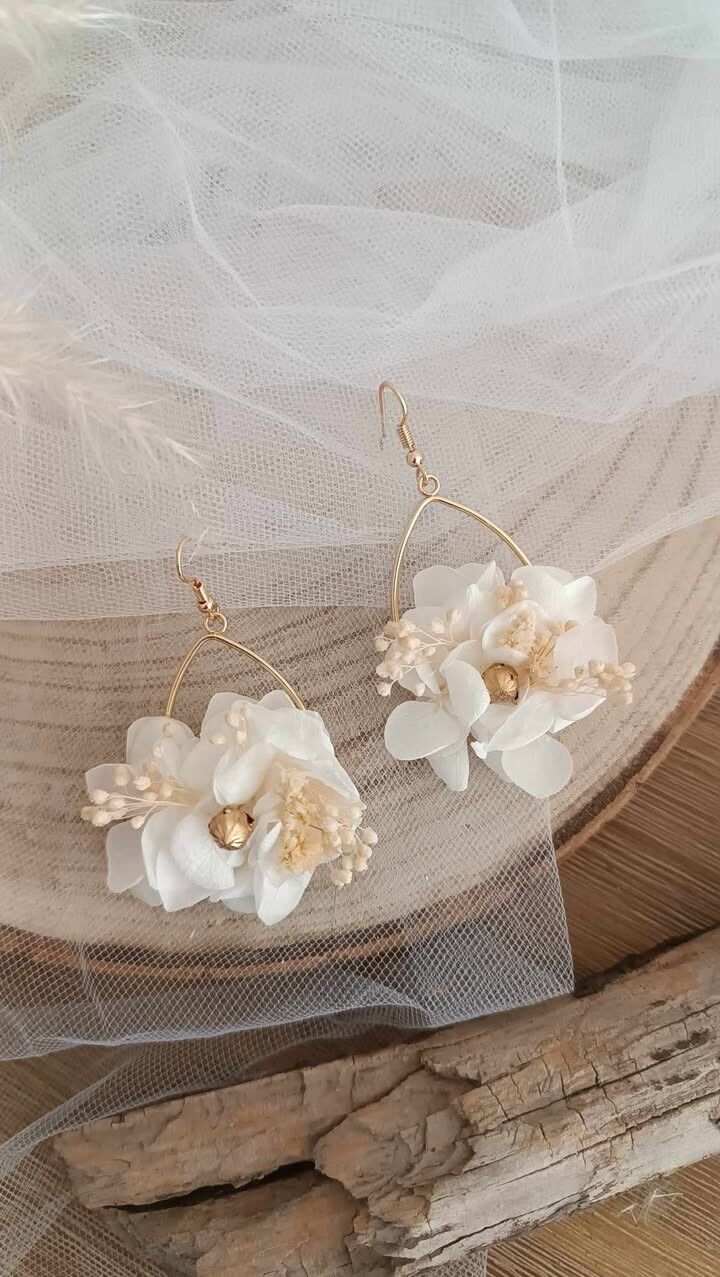 Orecchini pendenti con fiori secchi bianchi e oro