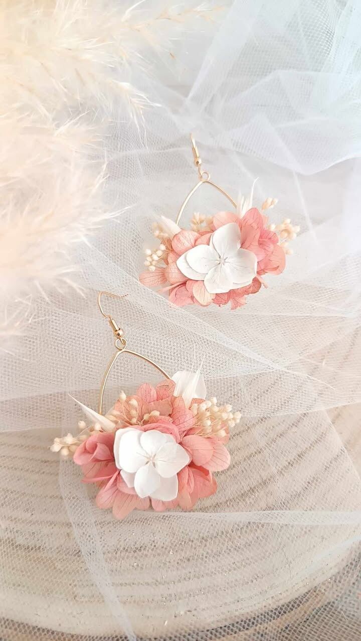 Orecchini pendenti con fiori secchi bianchi e rosa