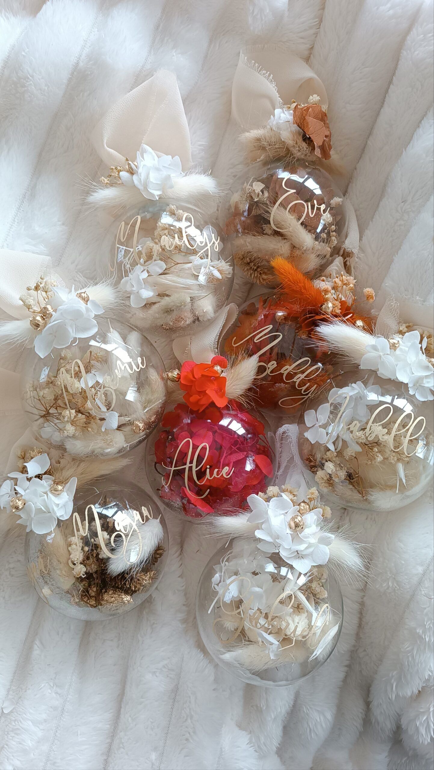 Boule de noël à personnaliser avec ornement de fleurs séchées