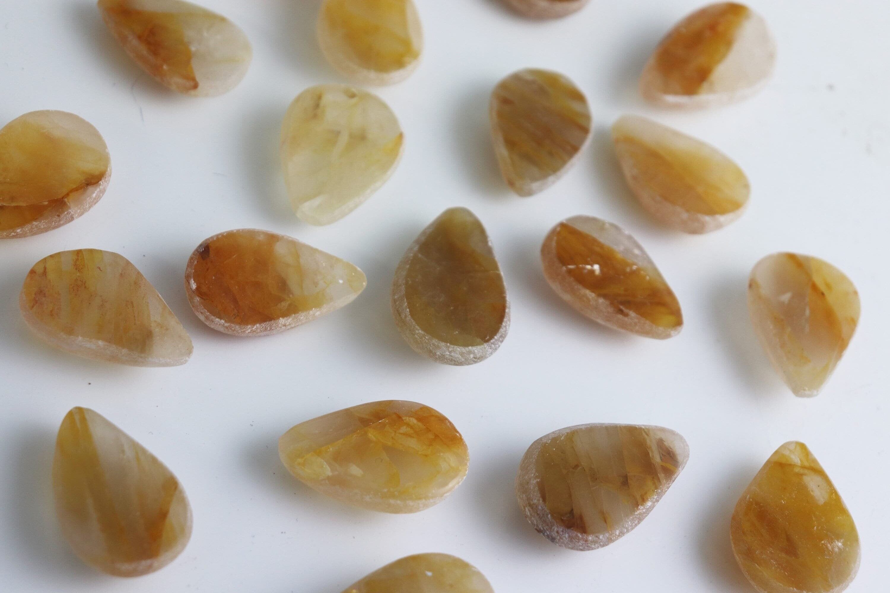 Uovo di Emma con goccia di cristallo guaritore dorato