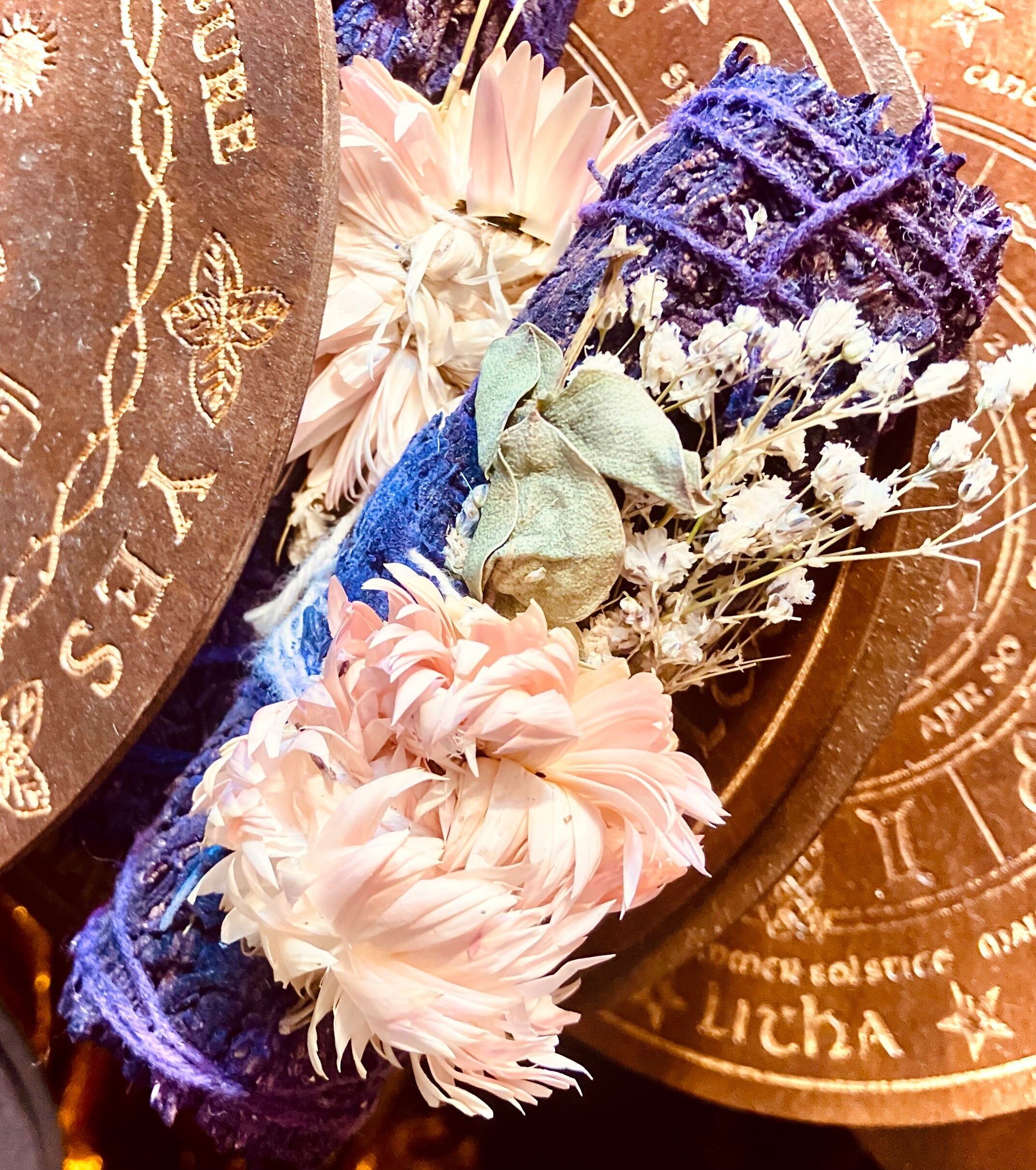 mazzetto di salvia blu impregnato di lavanda ed eucalipto