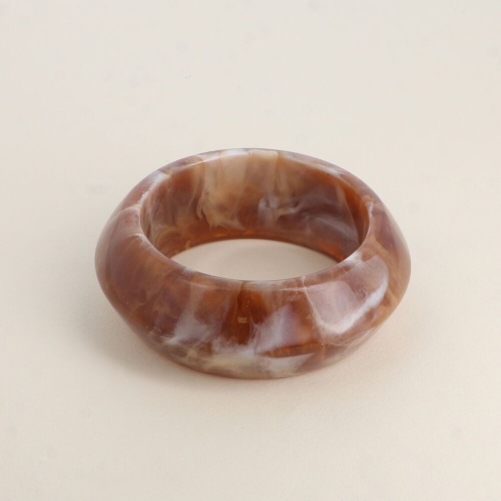 Pulsera - brazalete cuadrado curvo de resina