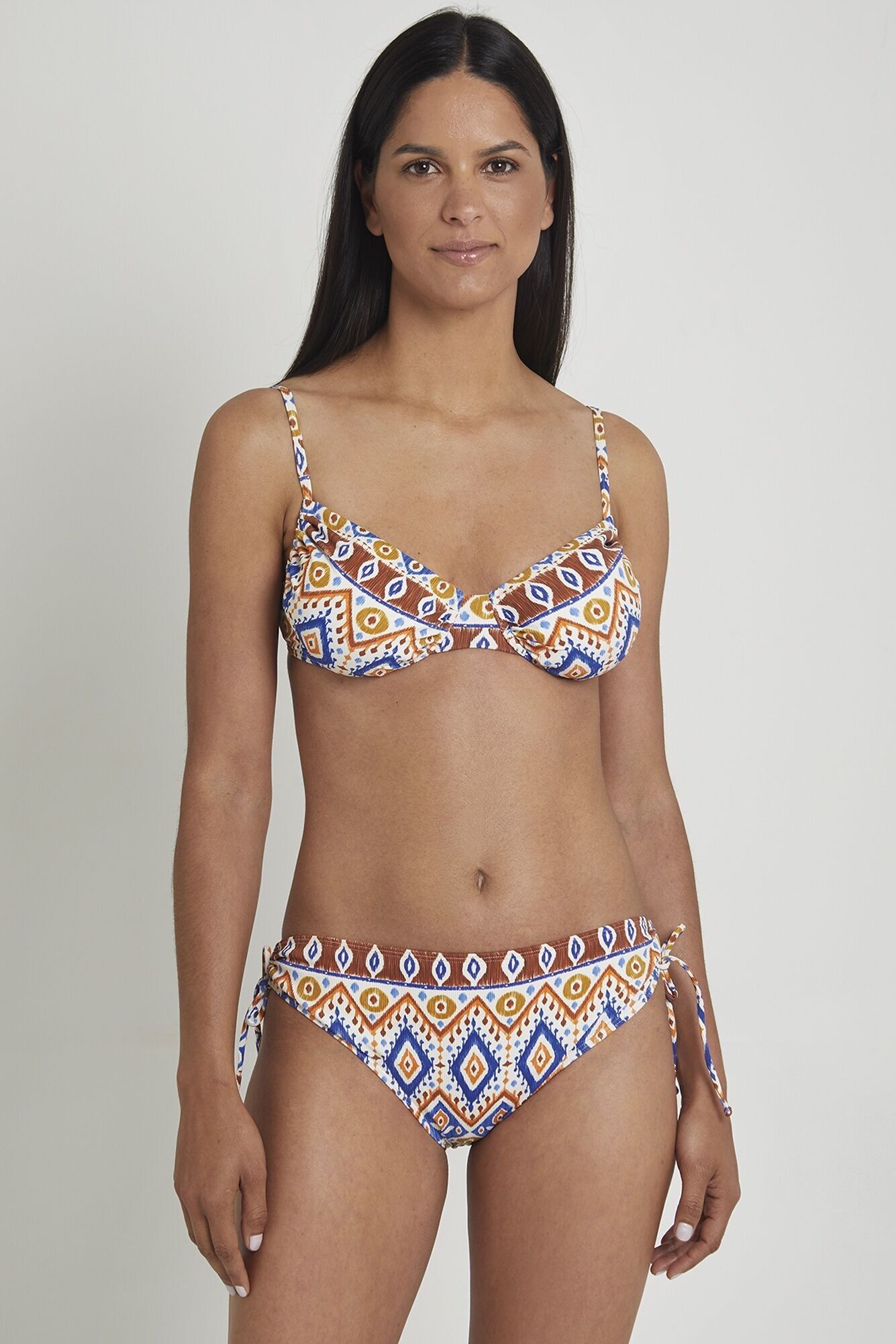 Bikini mit Bügeln und herausnehmbaren Cups.Mittelhoher Slip DOCOR 618-1011C