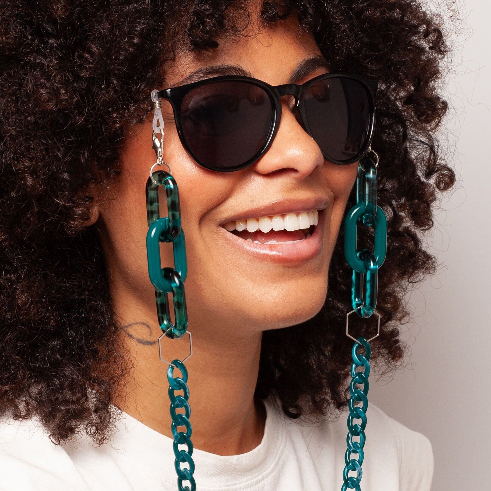 Raya – Große Brillenkette aus Acryl mit Leopardenmuster in Blaugrün