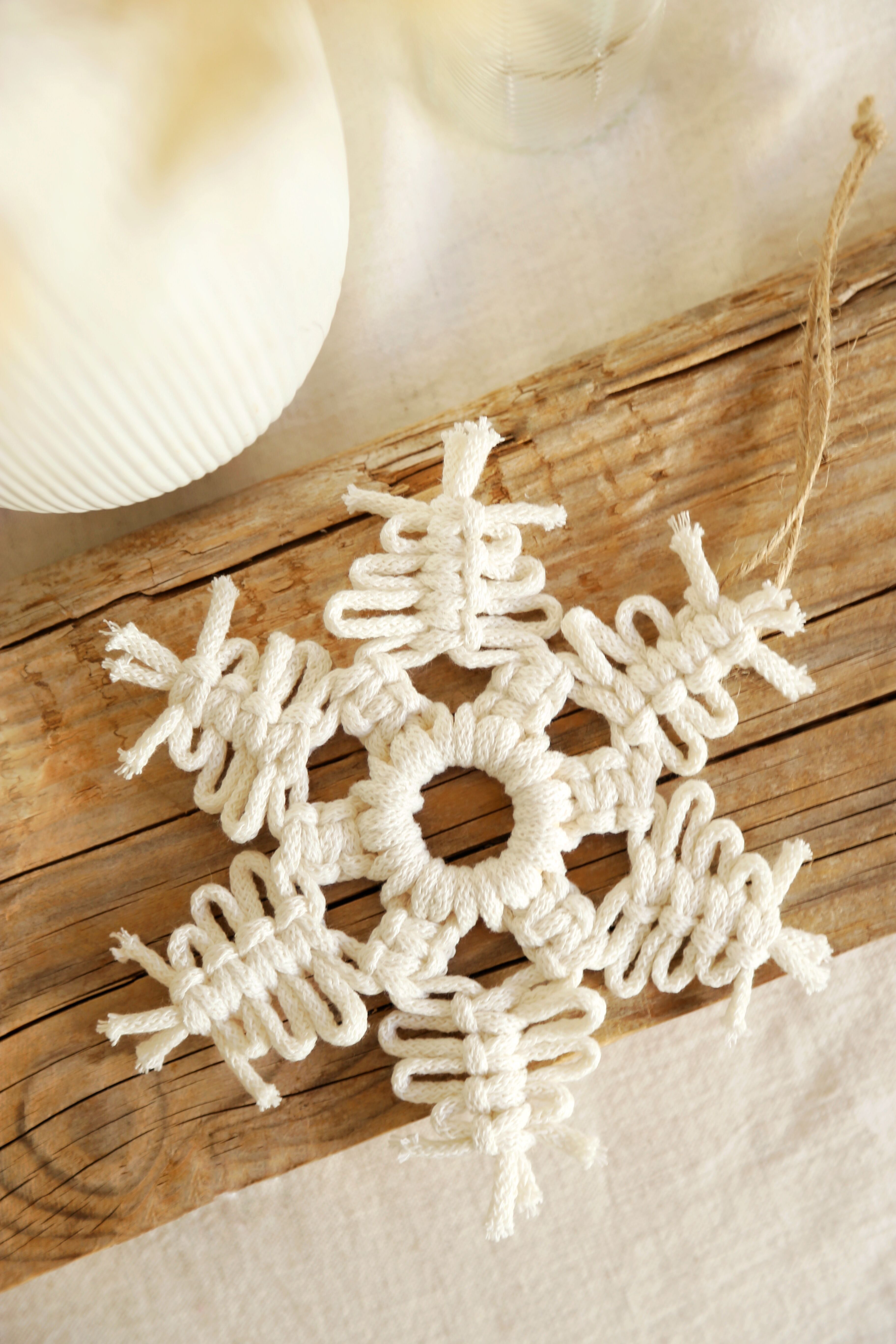 Fiocco di neve in macramè – Decorazione artigianale natalizia
