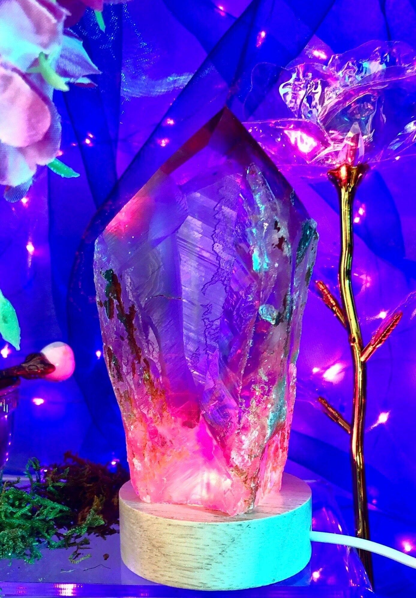 Lampada gigante a forma di punto di ametista