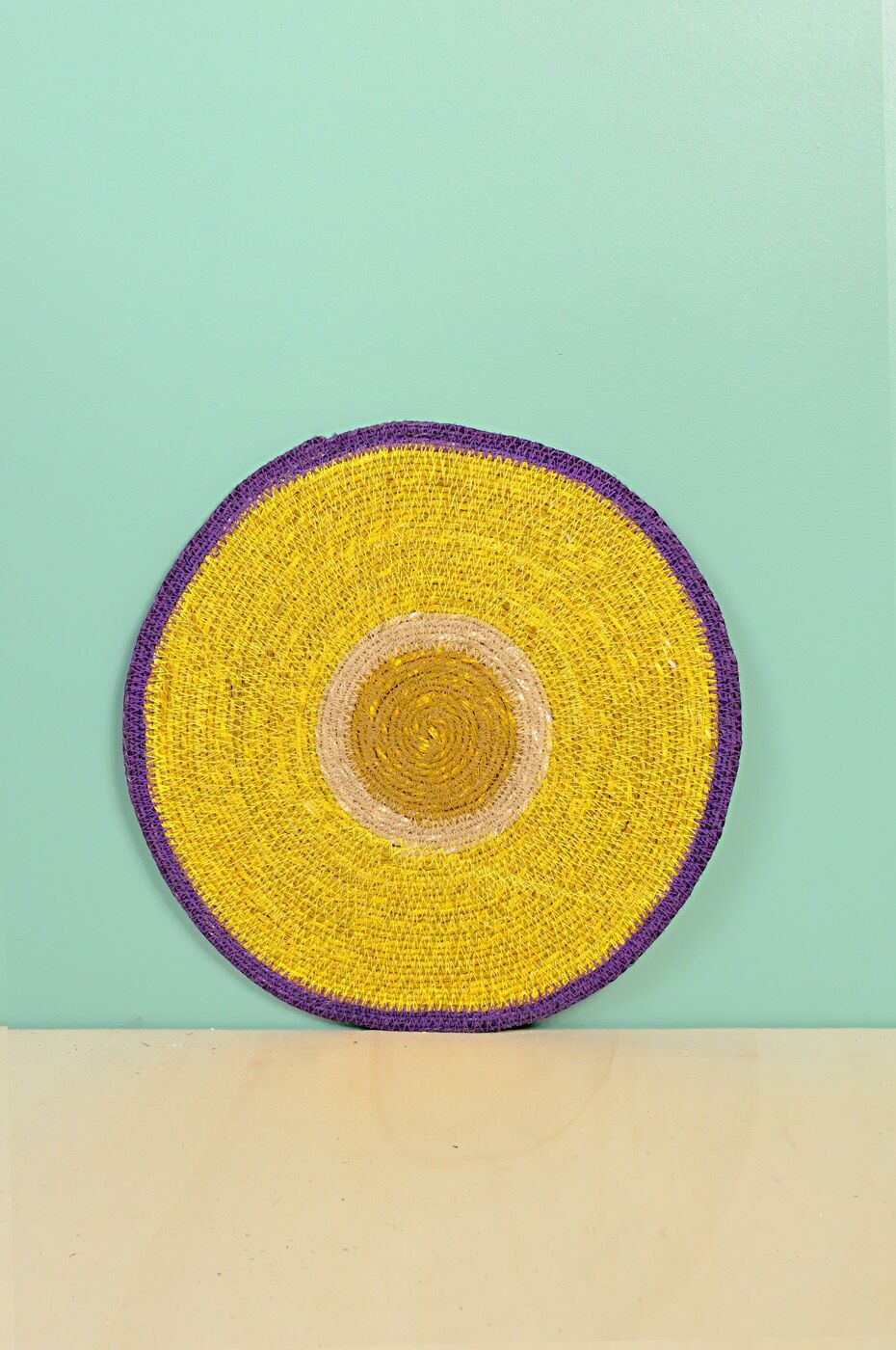 Tovaglietta in erba marina con bordo viola e sole 33 cm