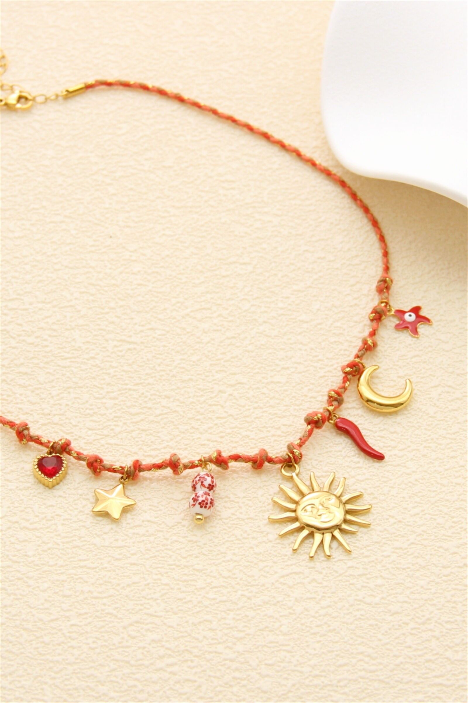 Collier Soleil & Porte-Bonheur – Cordon Rouge et Acier Inoxydable Doré