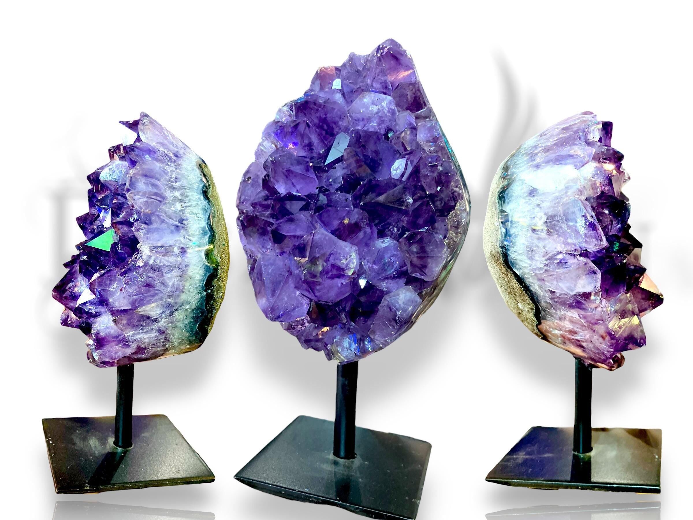 geode di ametista su base di ferro