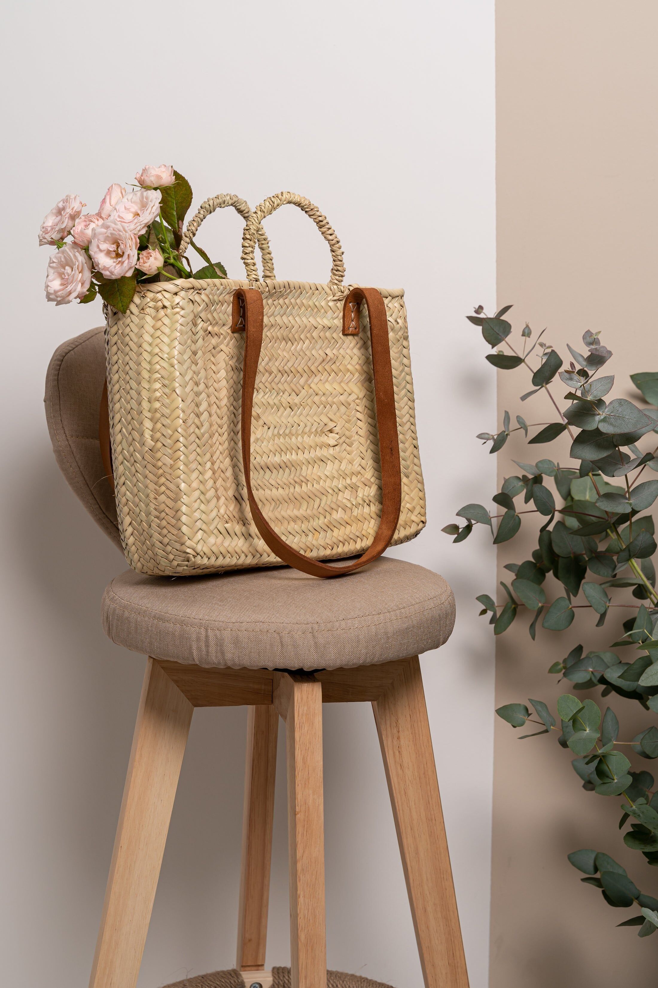 Bolso Boxie Tote Basket: Bolso de mano marroquí de palma hecho a mano con correas de cuero y forro interior.