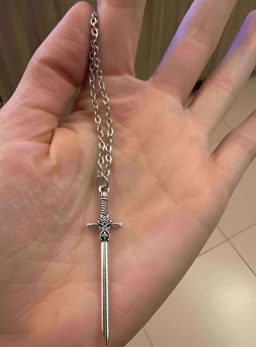Collana medievale con spada in argento