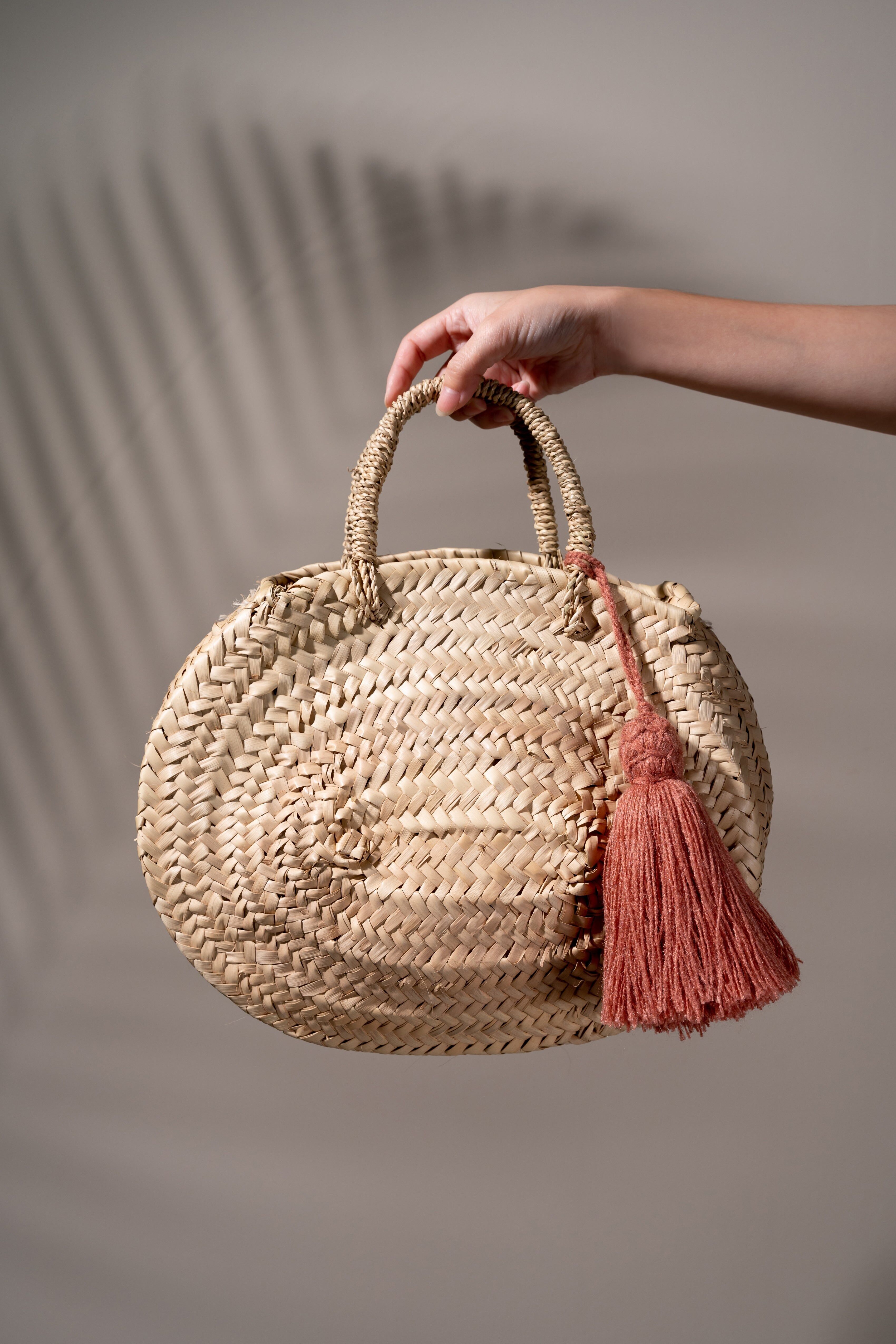 Bolso de cesta ovalado con borlas Tabi: bolso marroquí de palma rosa empolvado hecho a mano con borlas de lana