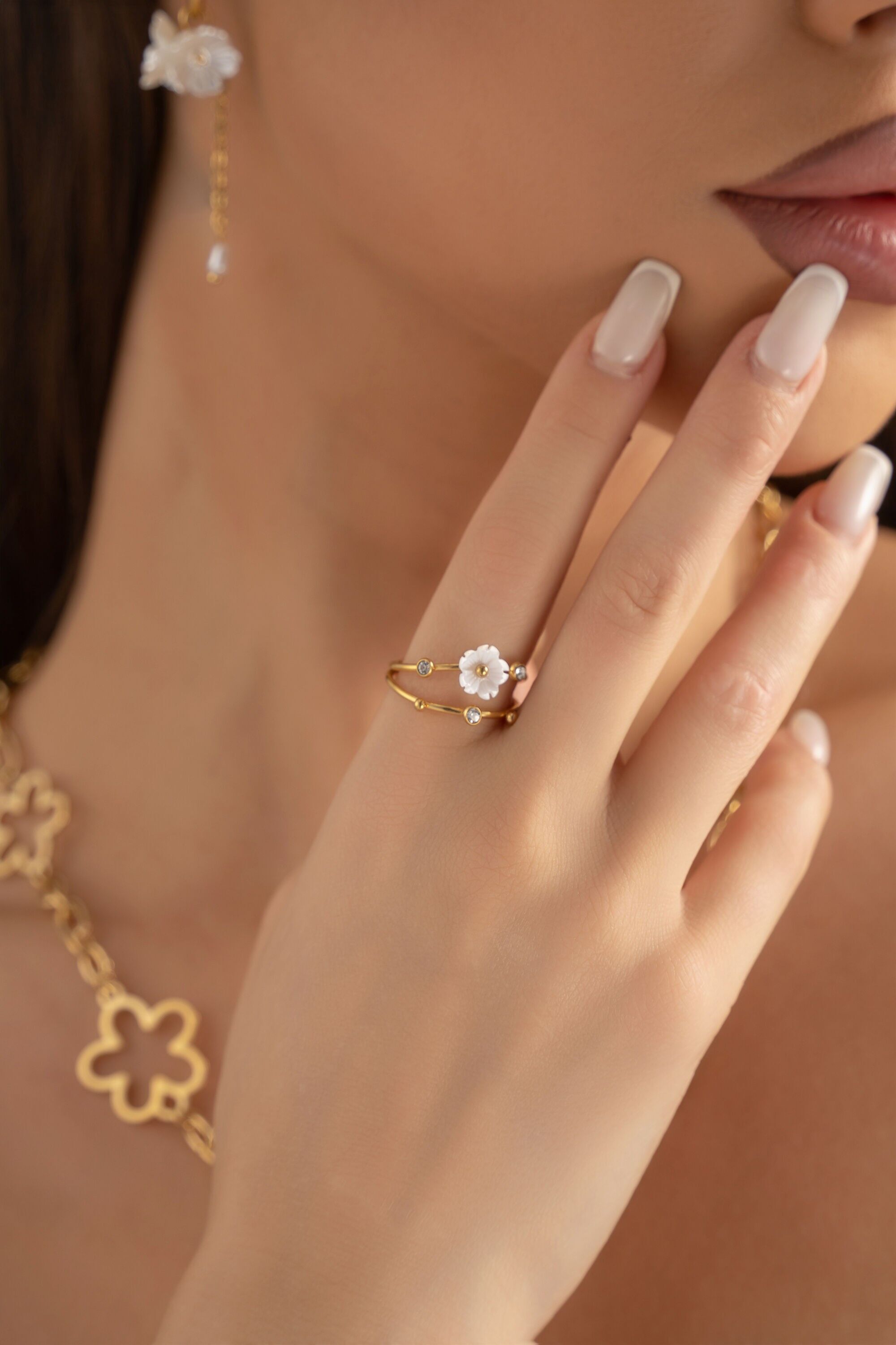 Blumenring mit Perlen und funkelnden Steinen aus Stahl