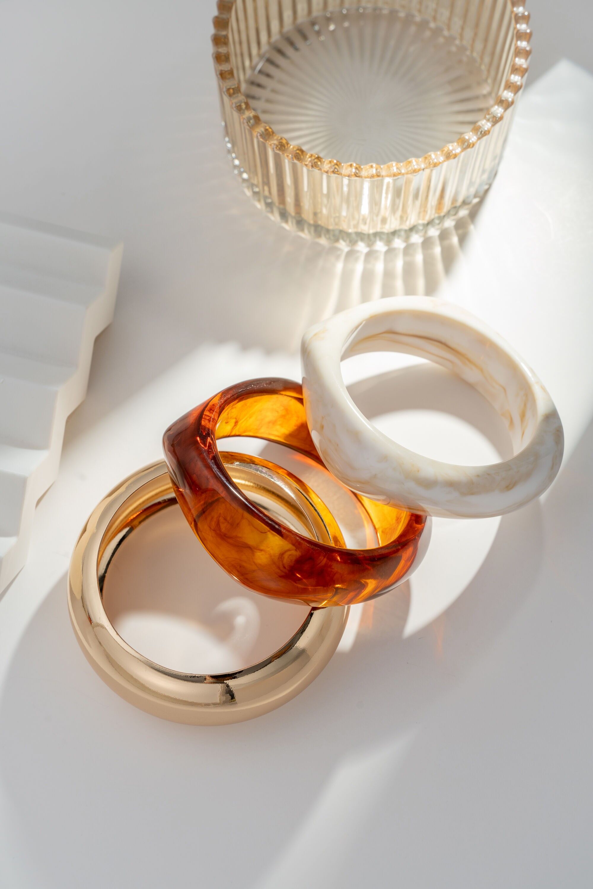 Set aus 3 eleganten Armreifen aus marmoriertem Harz und Metall