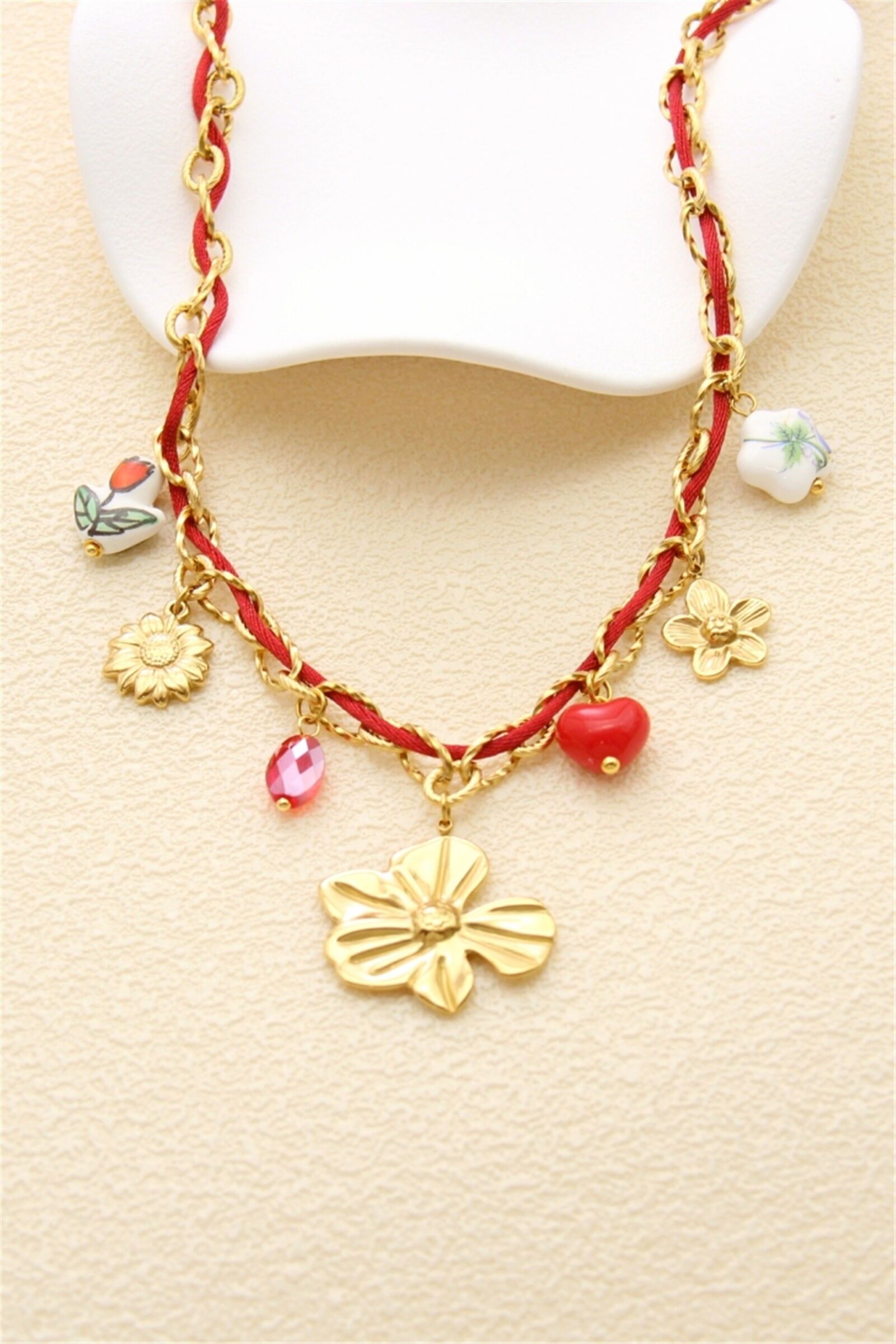 Collier Fleur Rouge & Charms Dorés – Acier Inoxydable