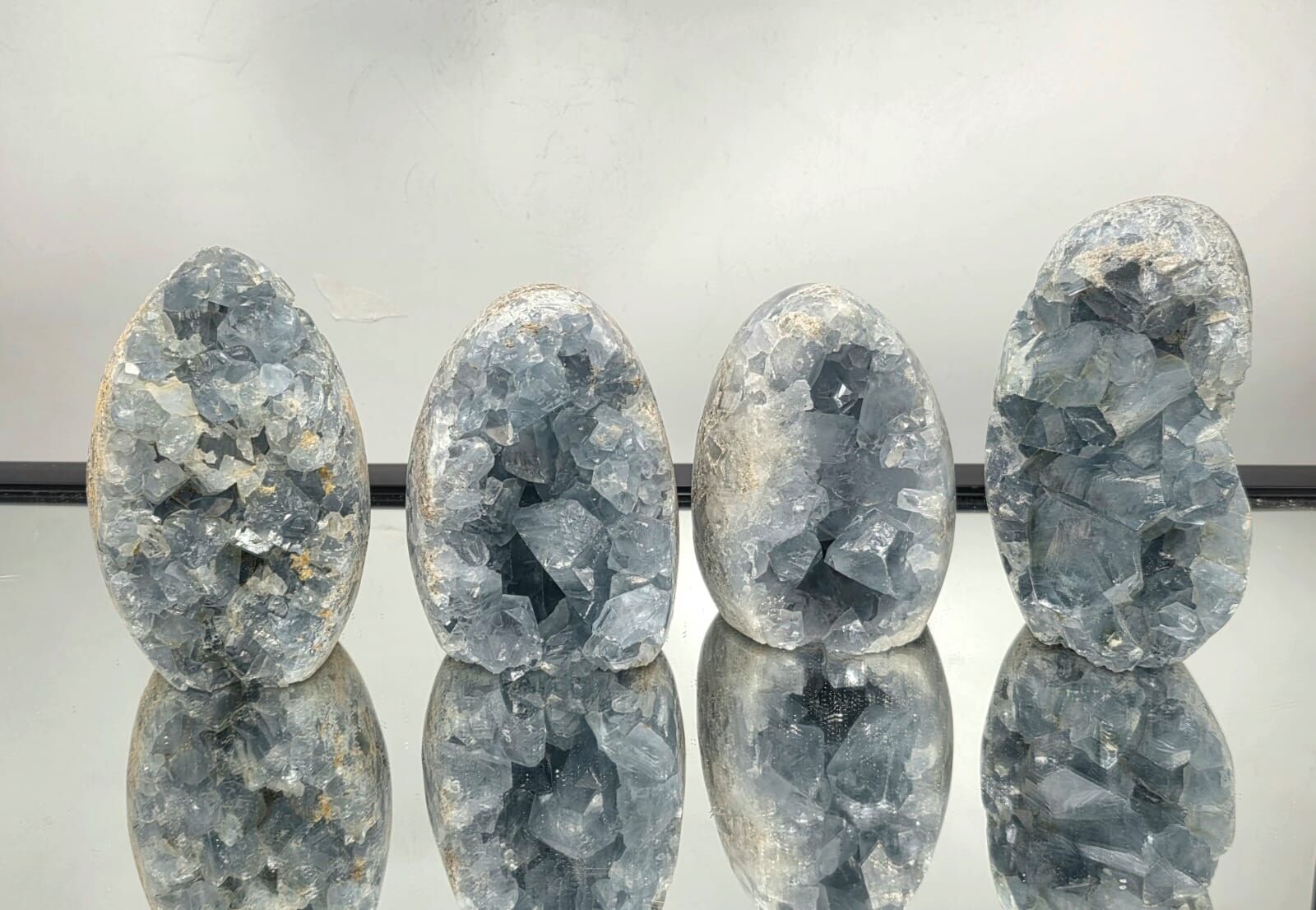 Grandi cristalli di celestina in forme libere 900 g-1.1 kg