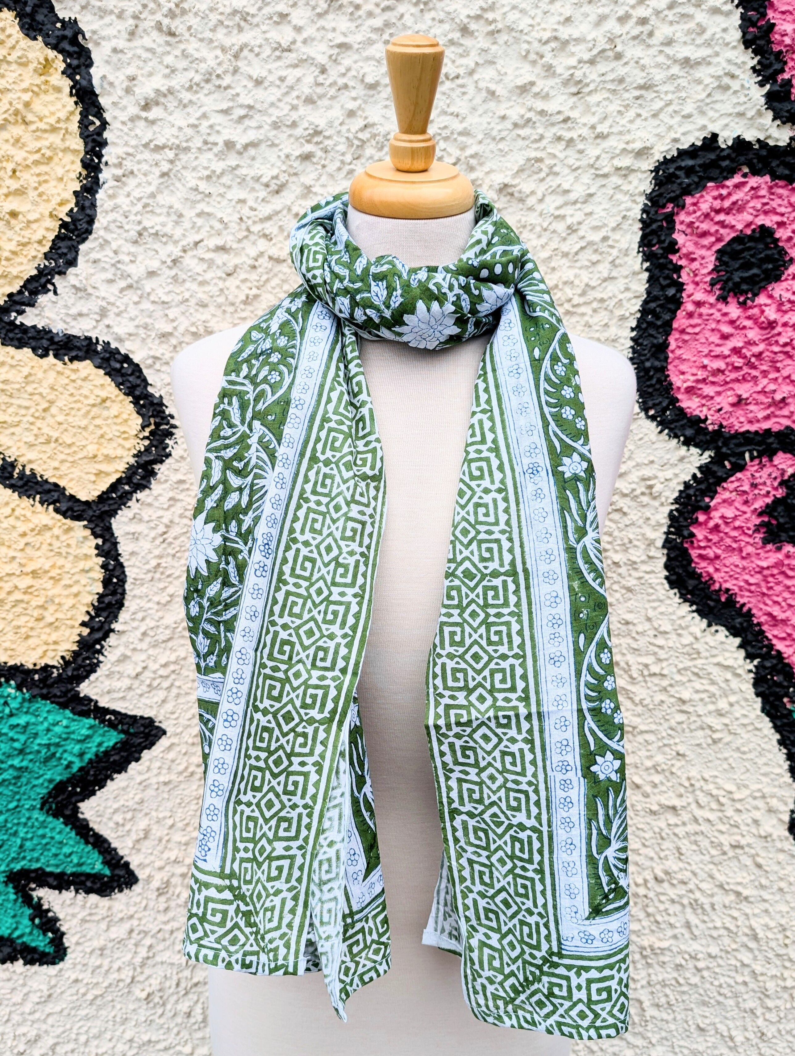 Pareo y bufanda con estampado floral en bloques verde y blanco