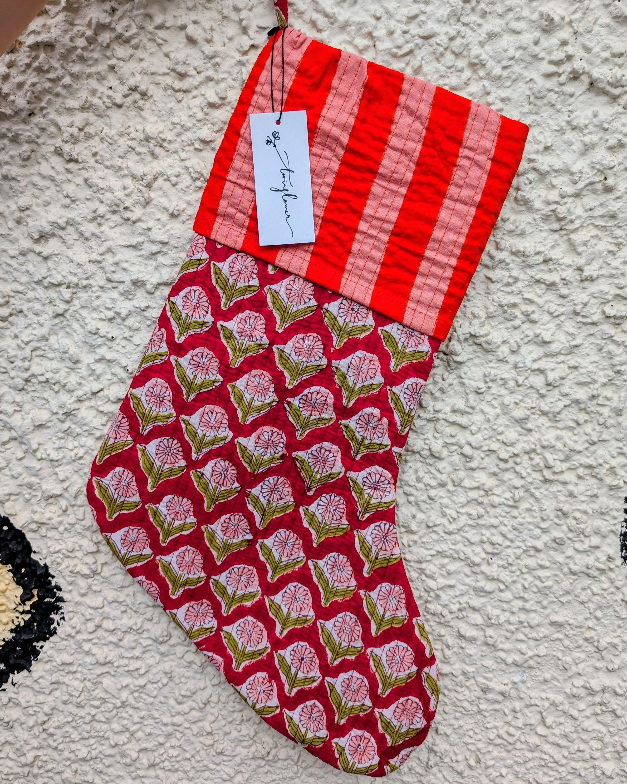 Grand bas de Noël à imprimé floral rouge