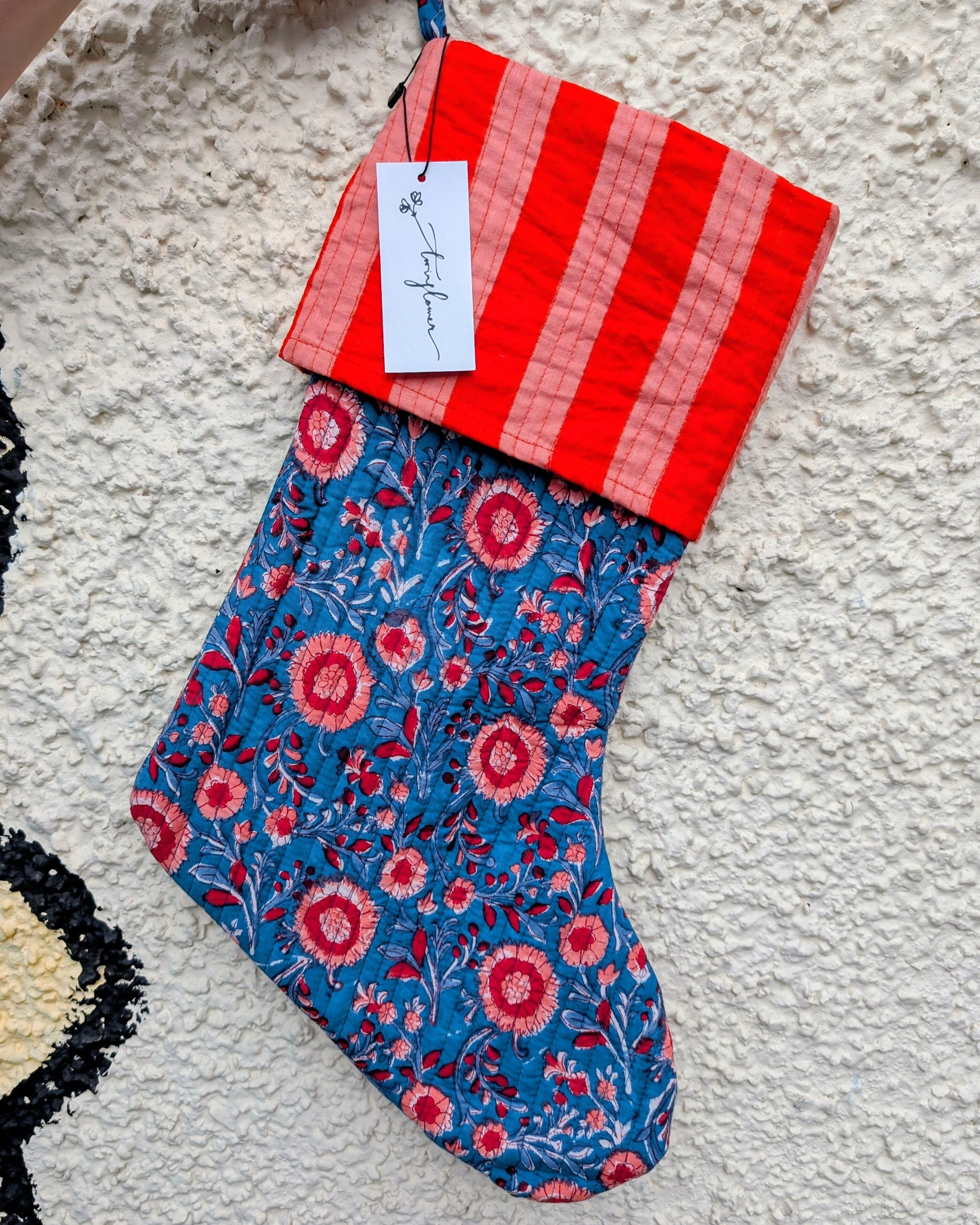 Grand bas de Noël imprimé en bloc de fleurs bleues et rouges