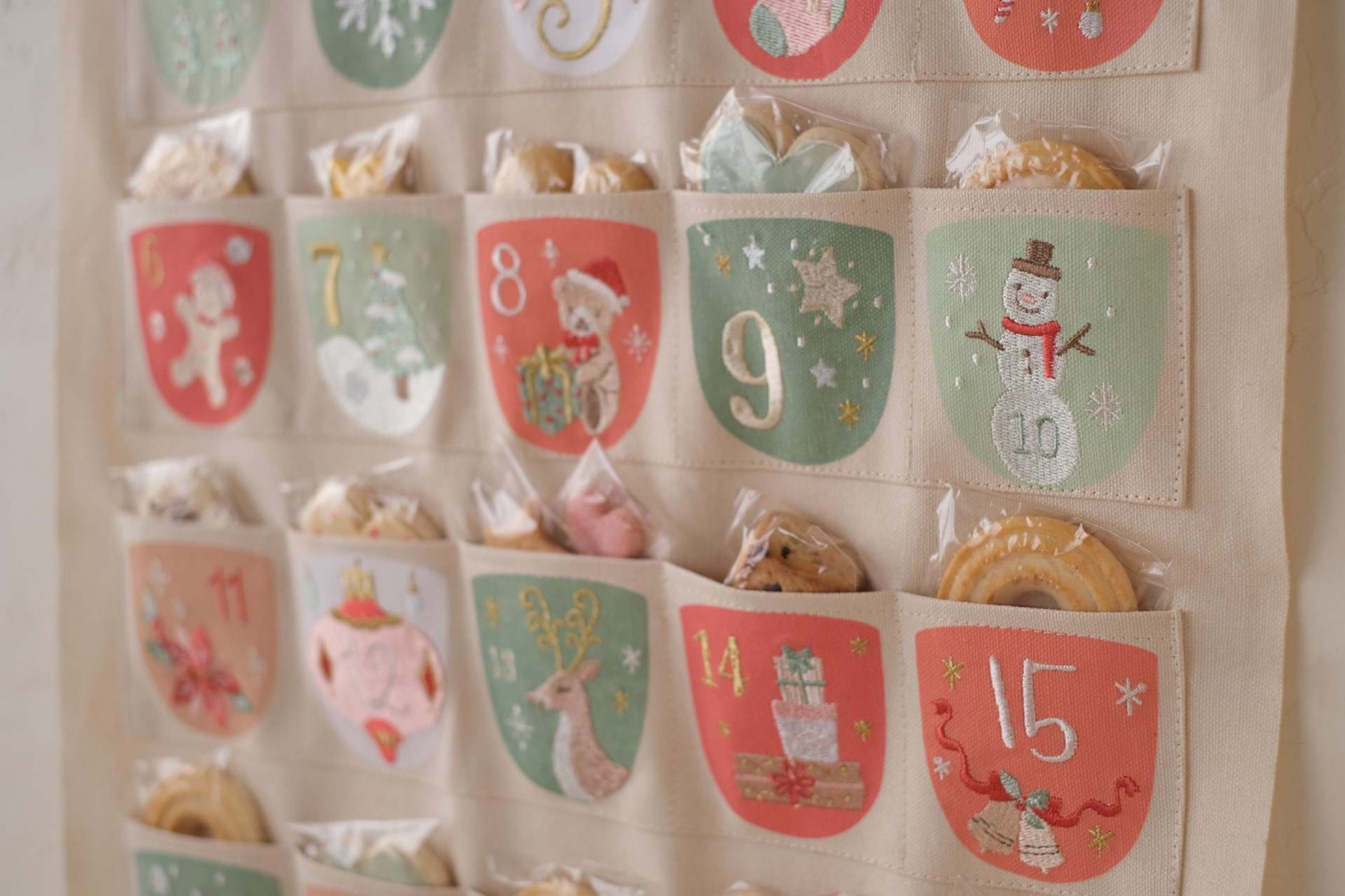 Calendario de Adviento de bolsillo bordado