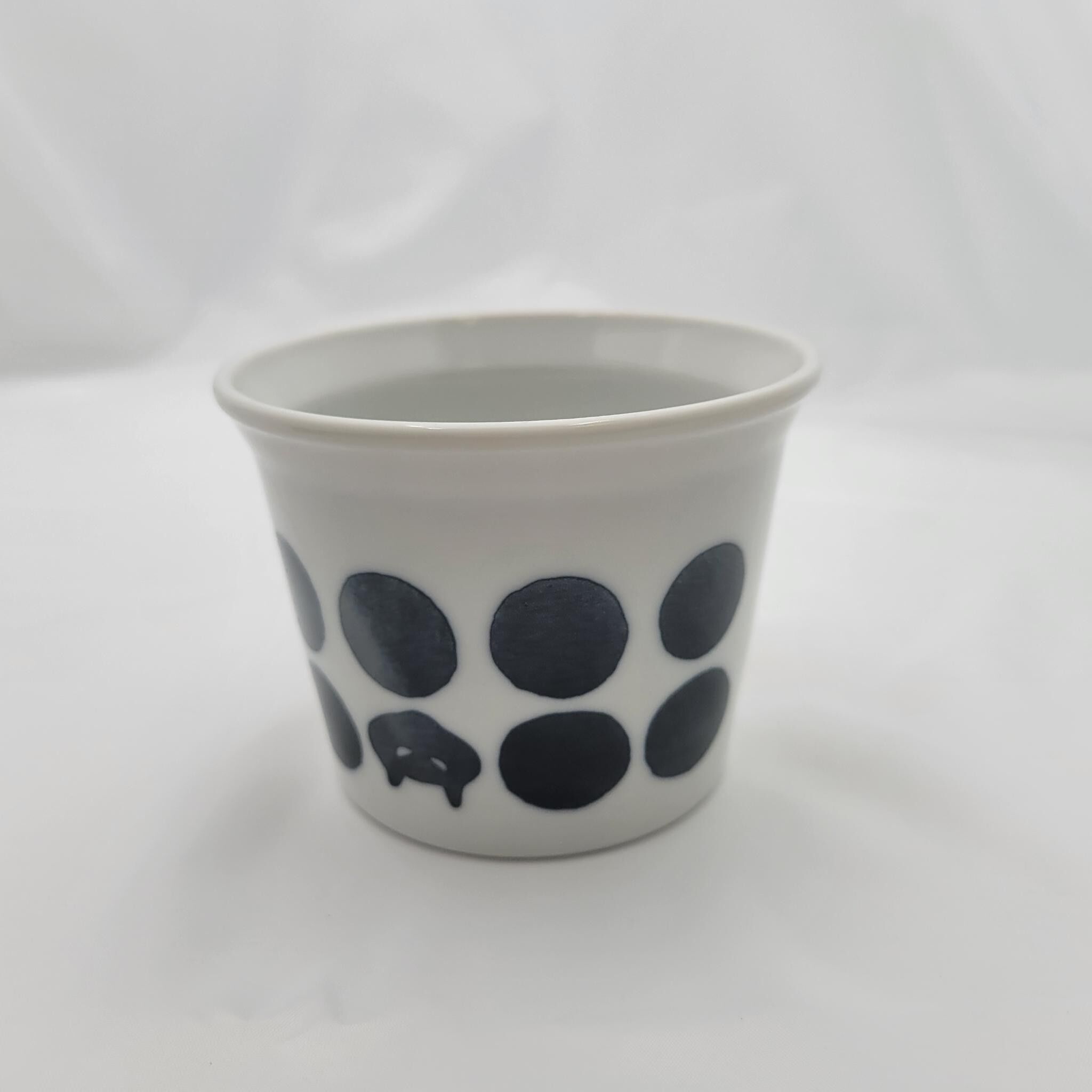 Japanische handgefertigte Keramik-Teetasse – Schwarzes Katzen-Punktmuster