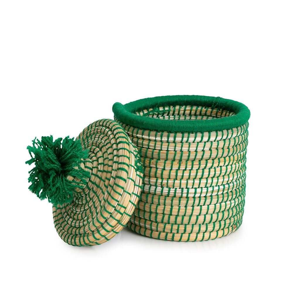 Mini cesta tejida verde con tapa de pompón – Maceta marroquí de caña hecha a mano