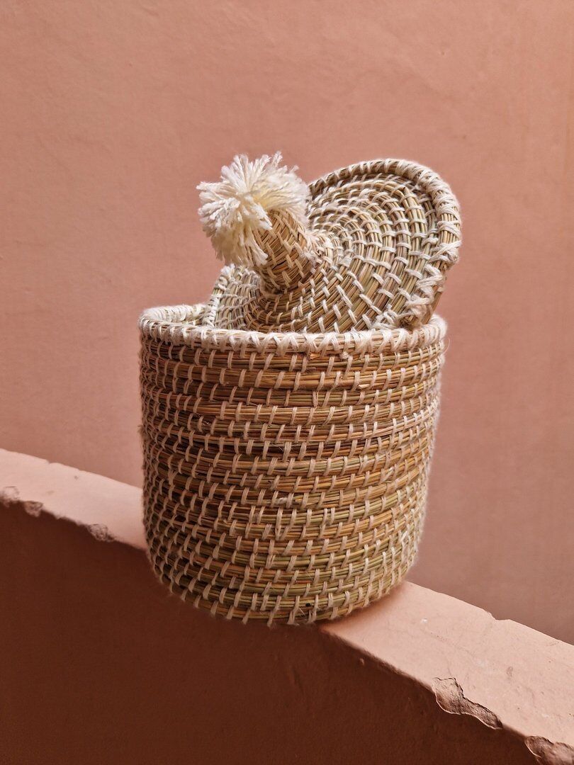Cesta mediana de rafia blanca – Cesta marroquí de almacenamiento y decoración hecha a mano