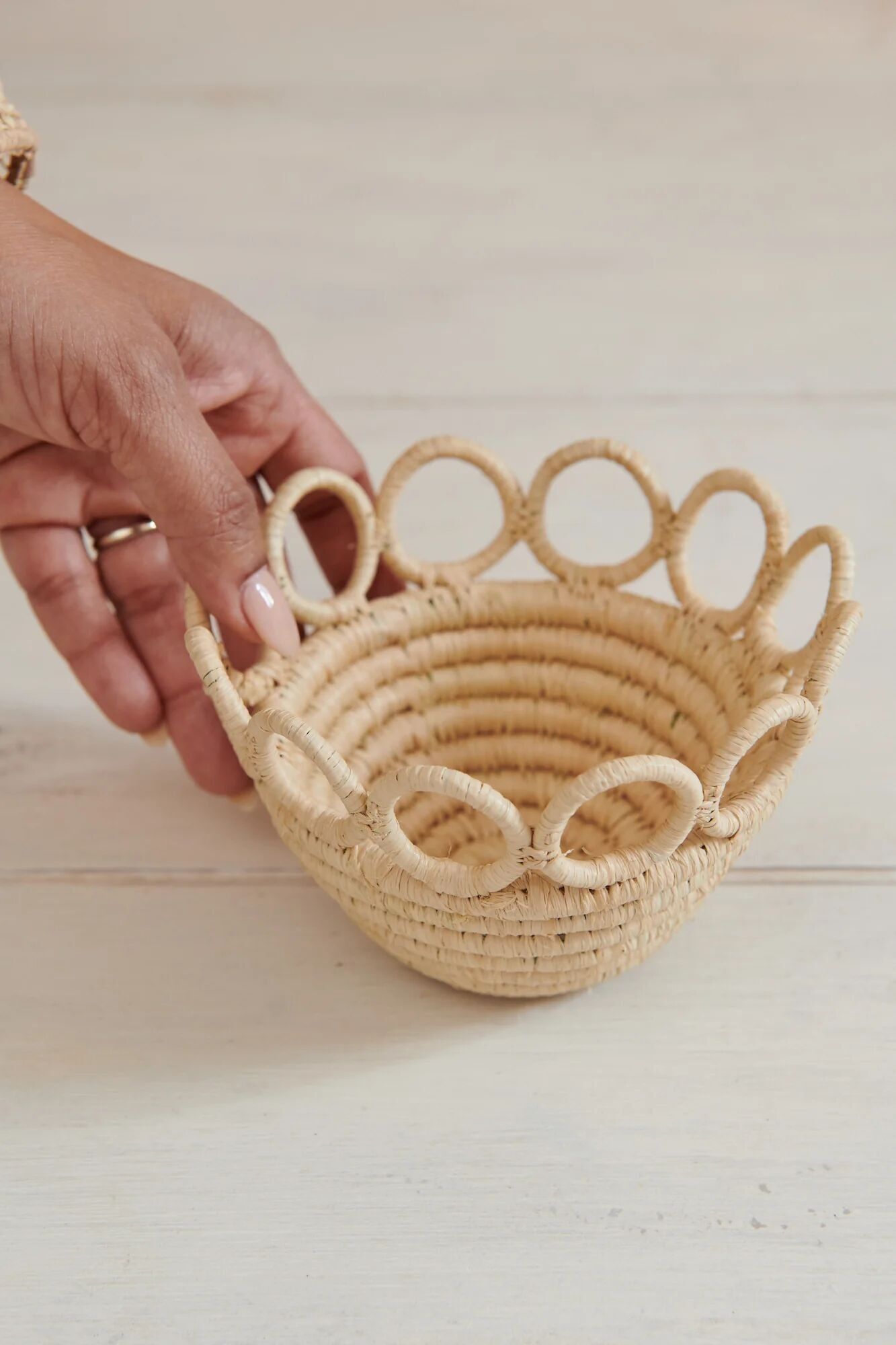 Mini cesta multiusos Natural Rings: cuenco de sisal y hierba dulce tejido a mano, artesanía africana de comercio justo