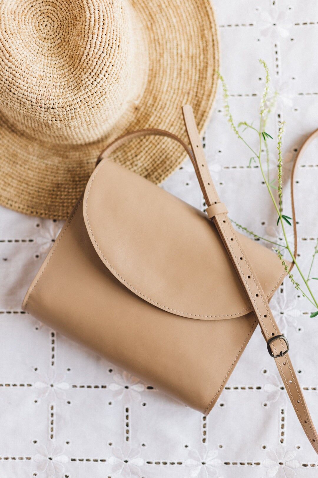 Borsa a tracolla in pelle fatta a mano - Patty - Borsa da postino minimalista beige