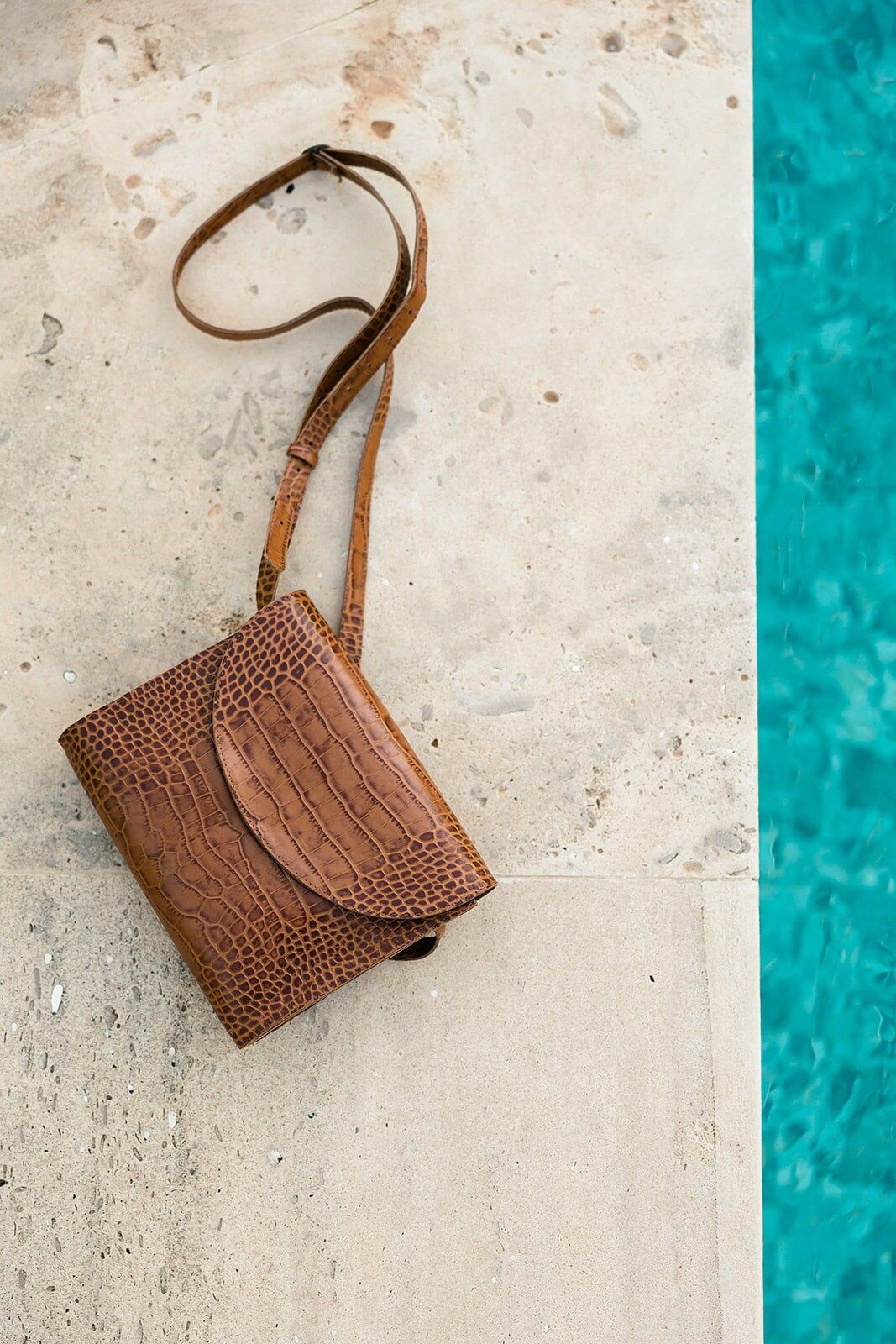 Borsa a tracolla in pelle fatta a mano - Patty - Borsa da postino minimalista color marrone coccodrillo