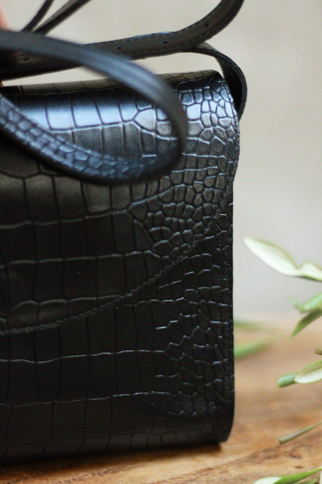 Borsa a tracolla in pelle fatta a mano - Patty - Borsa da postino minimalista nera coccodrillo