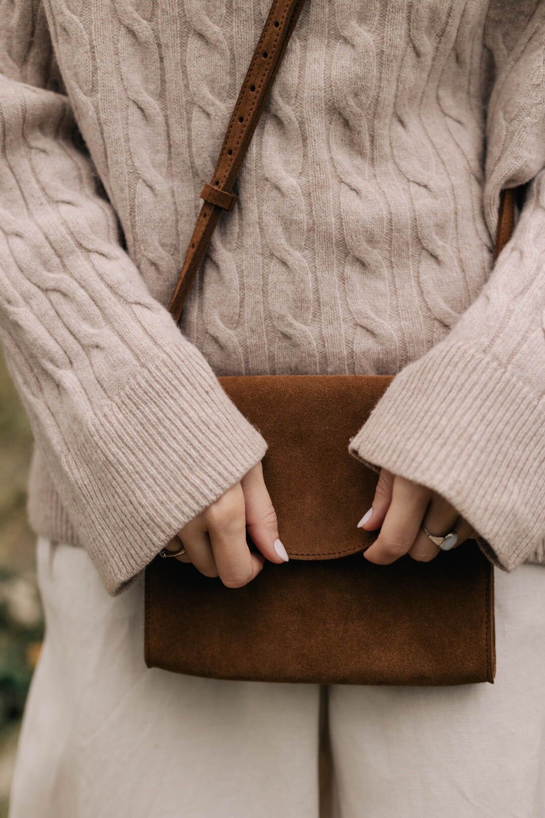 Borsa a tracolla in pelle scamosciata fatta a mano - Patty - Borsa da postino minimalista Cigaro